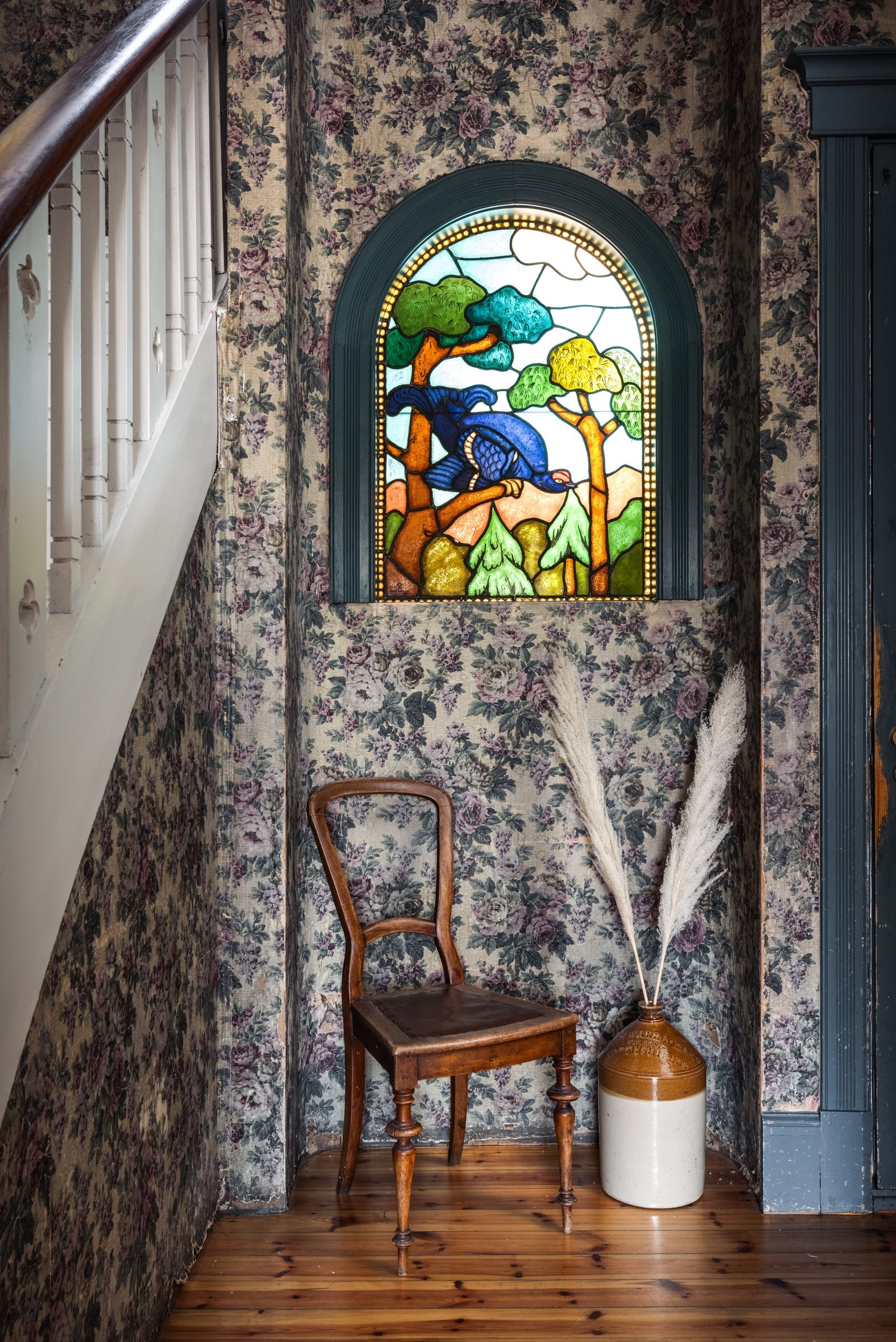 Glassmaleri utført og signert kunstglassmester Finn Hansen, Kristiania Galleribilde