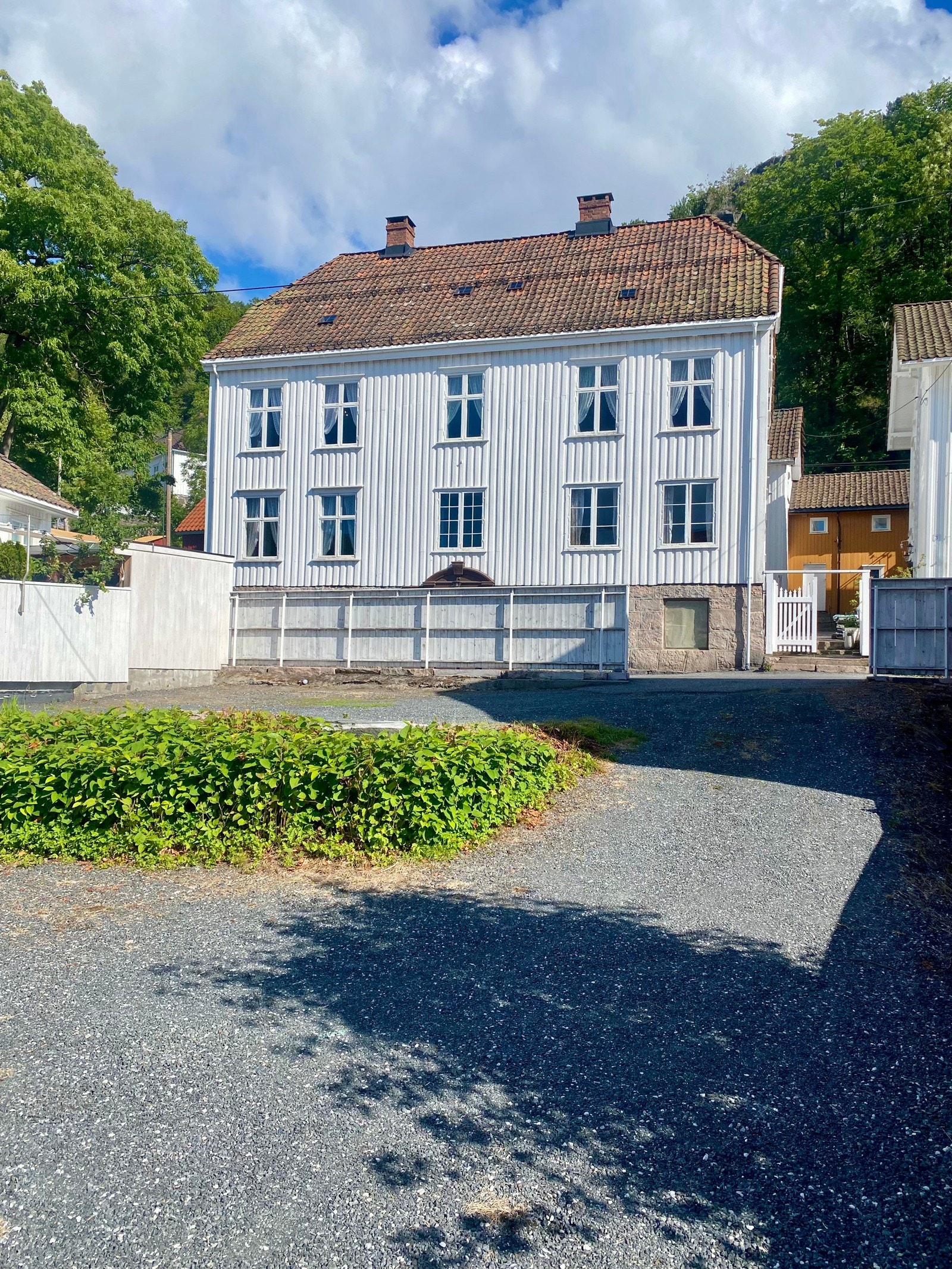 Parkeringsplass tilhørende huset. Galleribilde