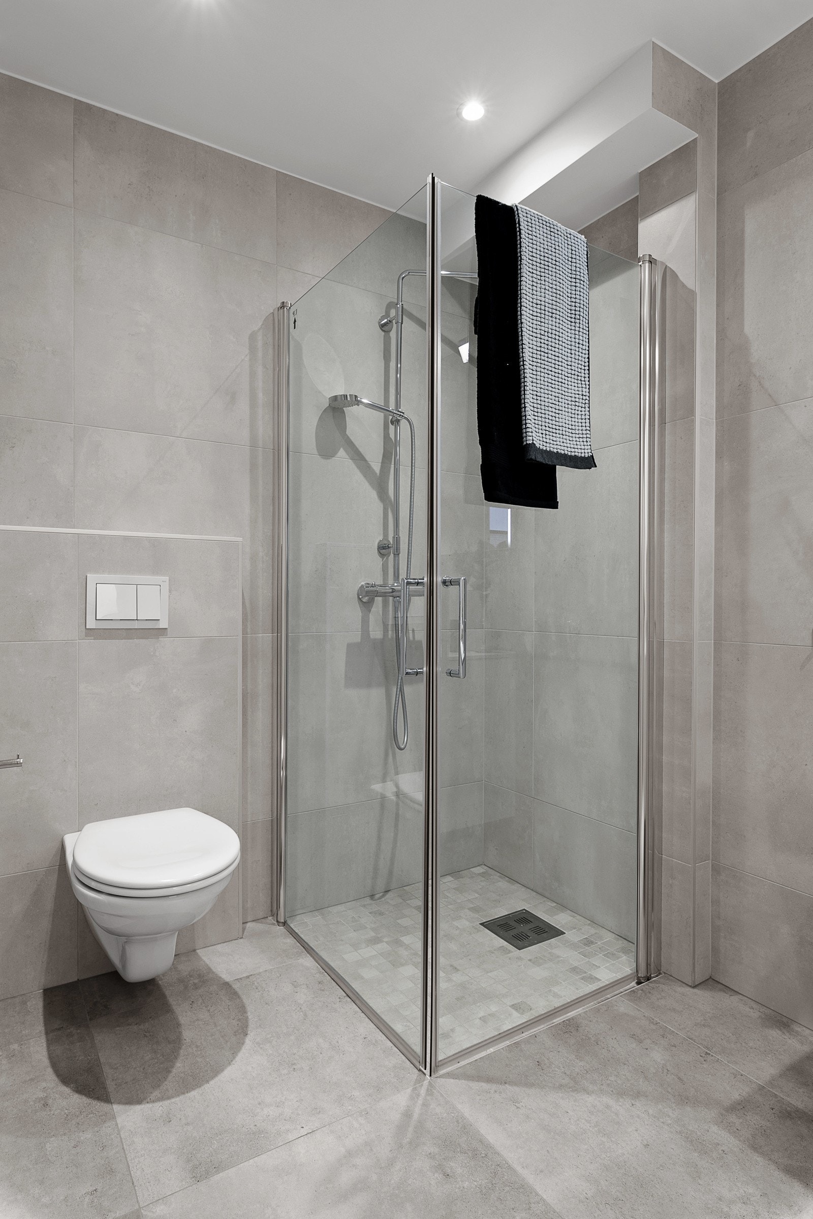 Badet har servant i innredning, dusjnisje og vegghengt toalett Galleribilde