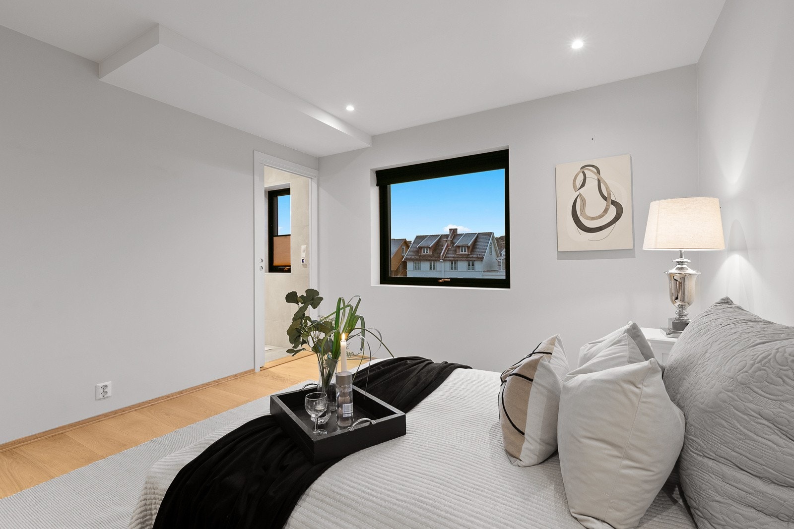 Hovedsoverommet har også direkte adkomst til 1 av boligens 2 bad Galleribilde