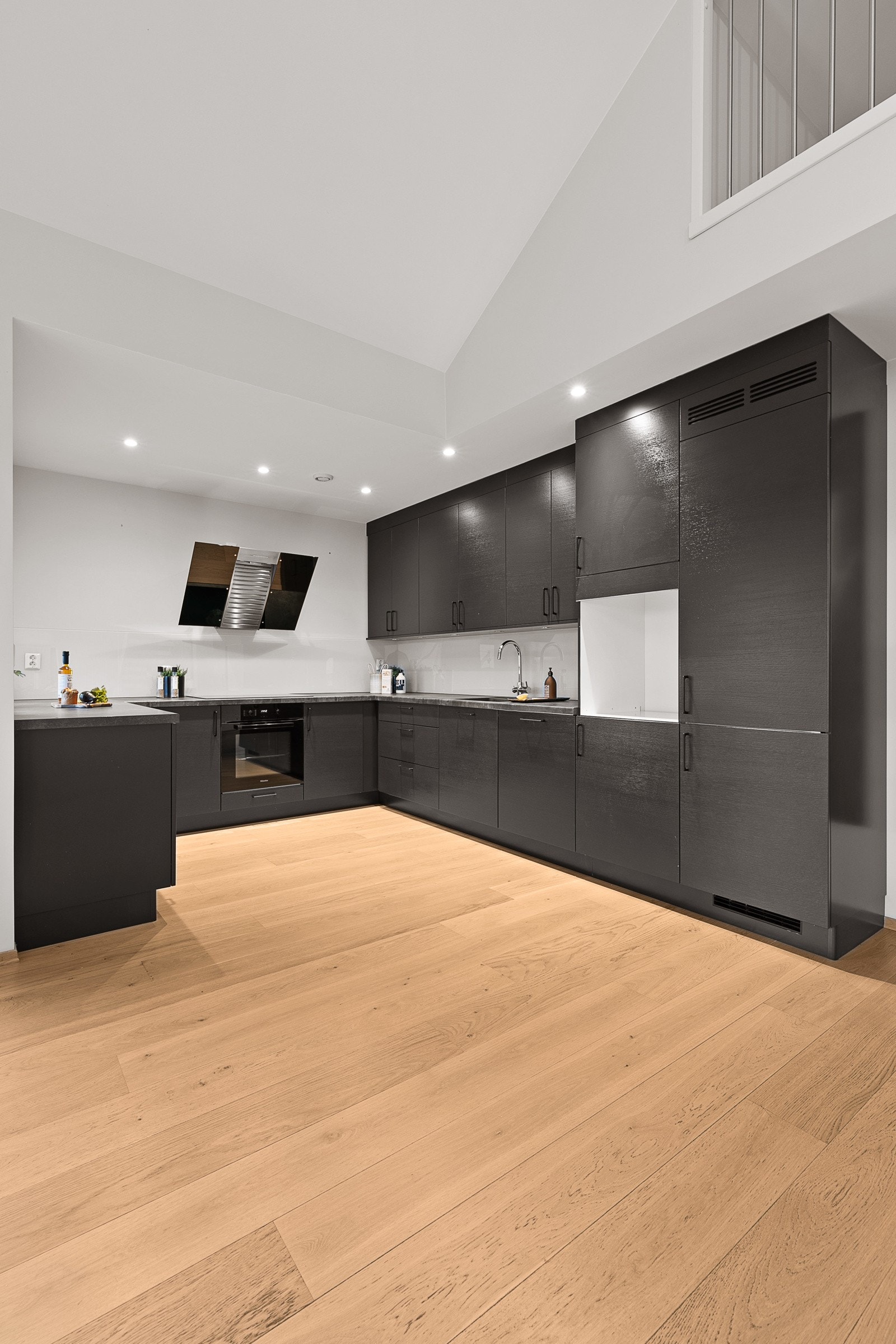 Det er integrerte hvitevarer og plass til ekstra komfyr om ønskelig Galleribilde