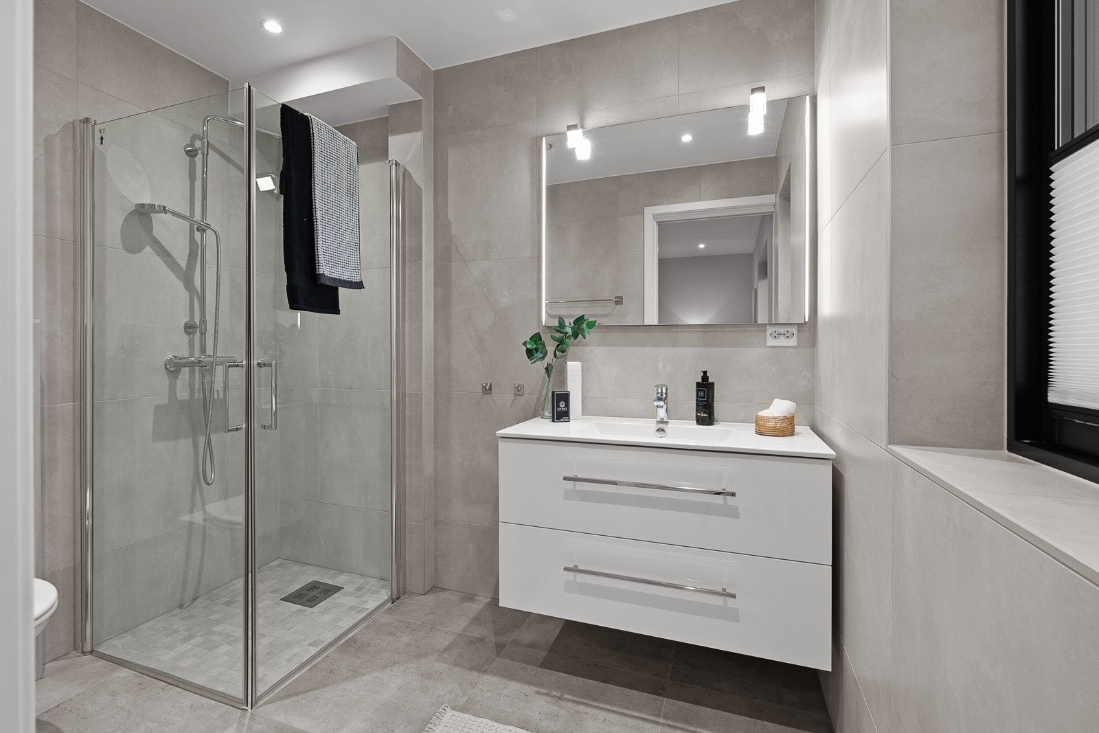 Pent, flislagt bad på innsiden av hovedsoverommet Galleribilde