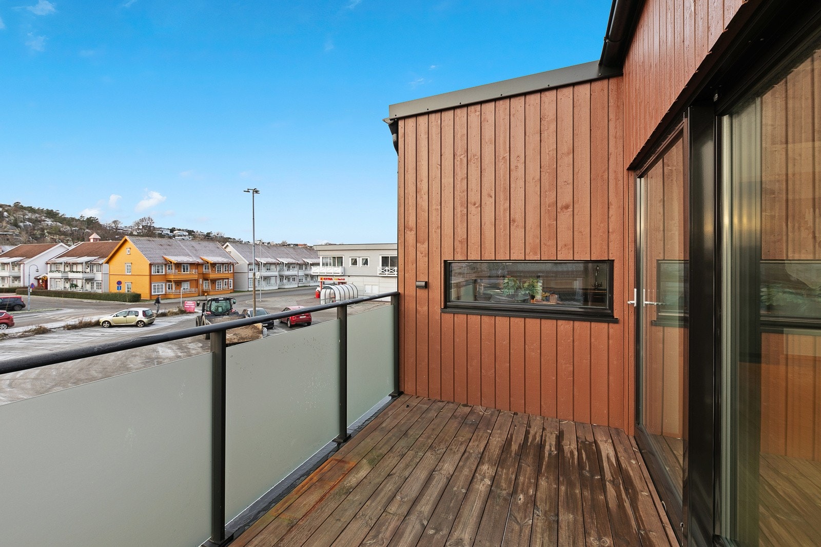 Fra spisestuen er det også utgang til balkongen som strekker seg rundt leiligheten med denne uteplassen mot vest Galleribilde