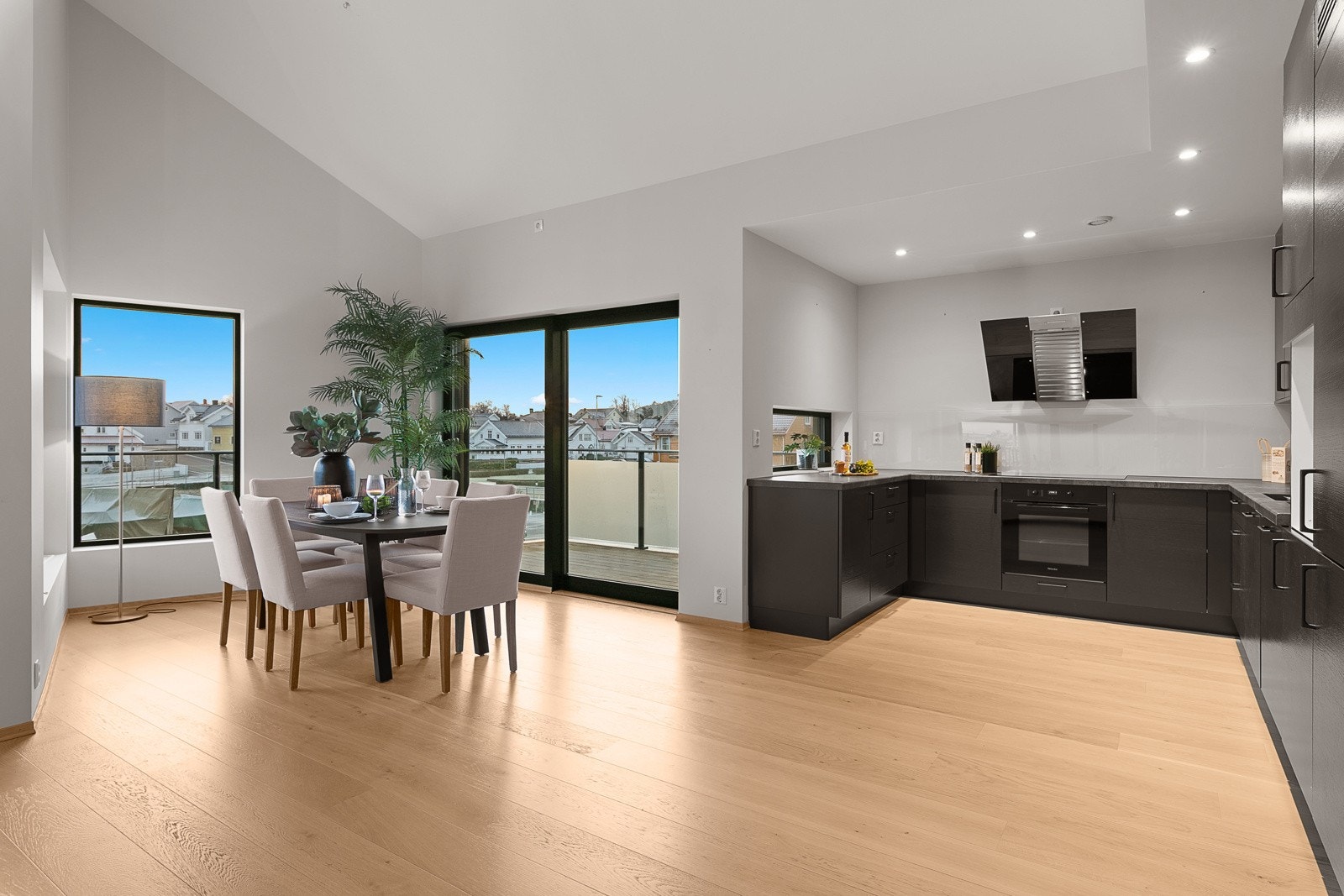 Spisestue i tilknytning til kjøkkenet Galleribilde