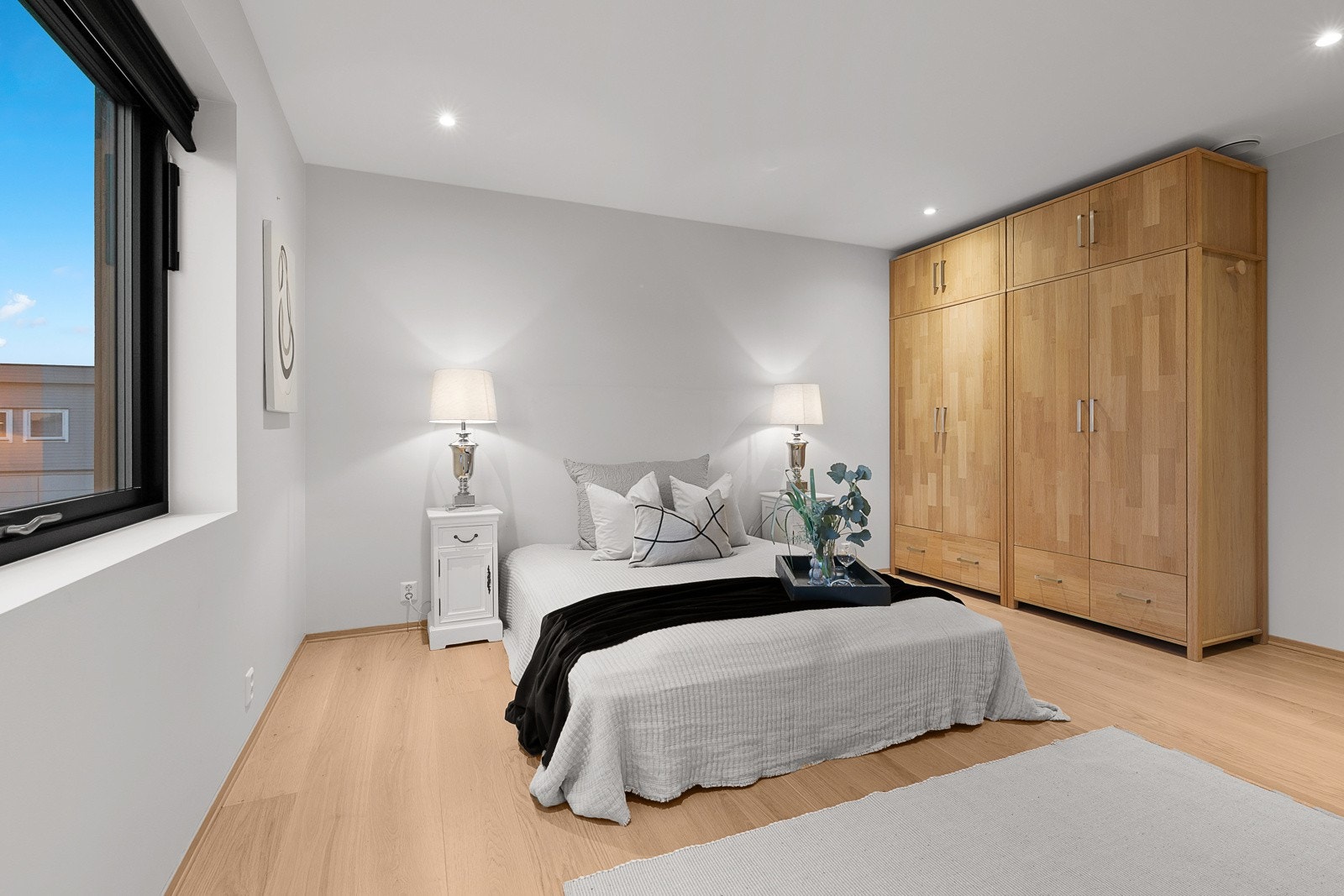 Romslig hovedsoverom med god plass til garderobe Galleribilde