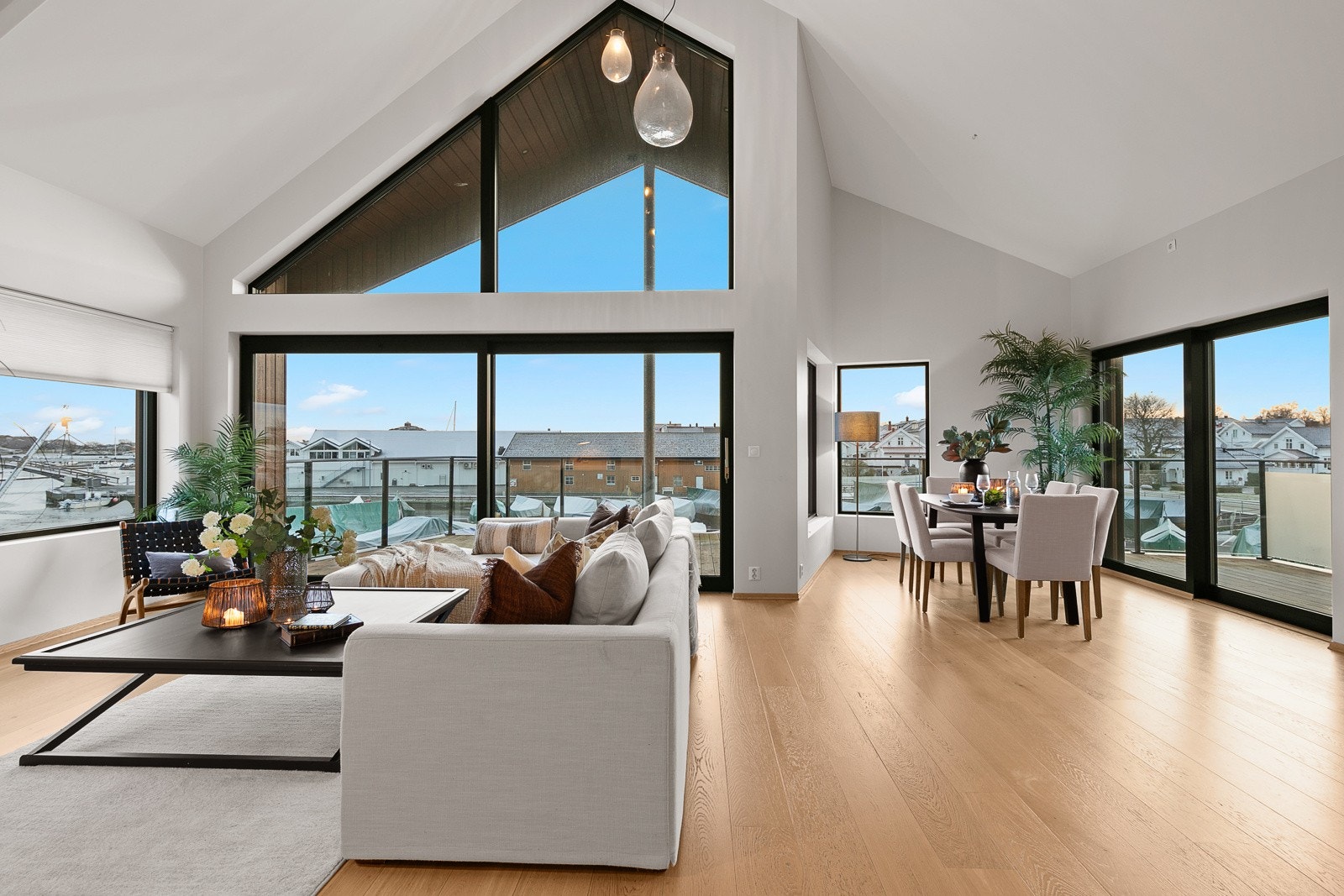 Lys og romslig stue med god takhøyde! Galleribilde