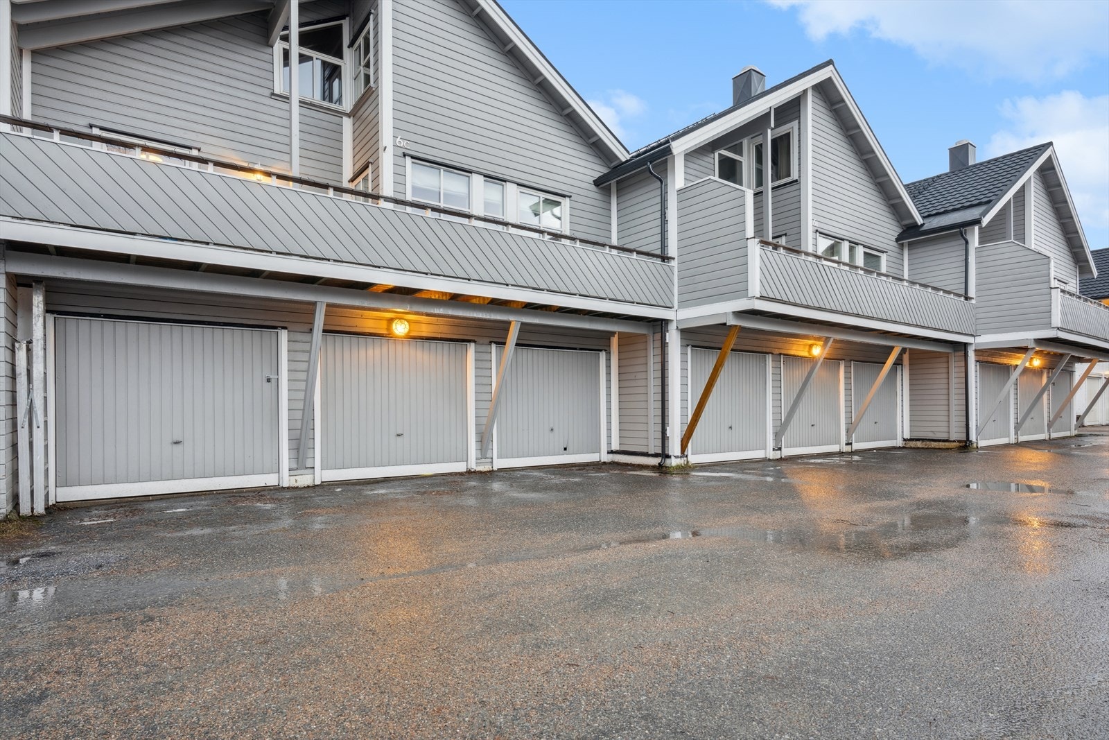 Boligen disponerer garasjeplass i bygget ved siden av, rett ved innkjørsel til borettslaget. Galleribilde