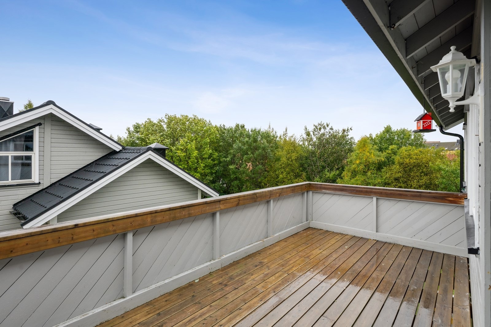 Fra stuen er det videre utgang til en flott balkong med god plass for utemøblement. Galleribilde