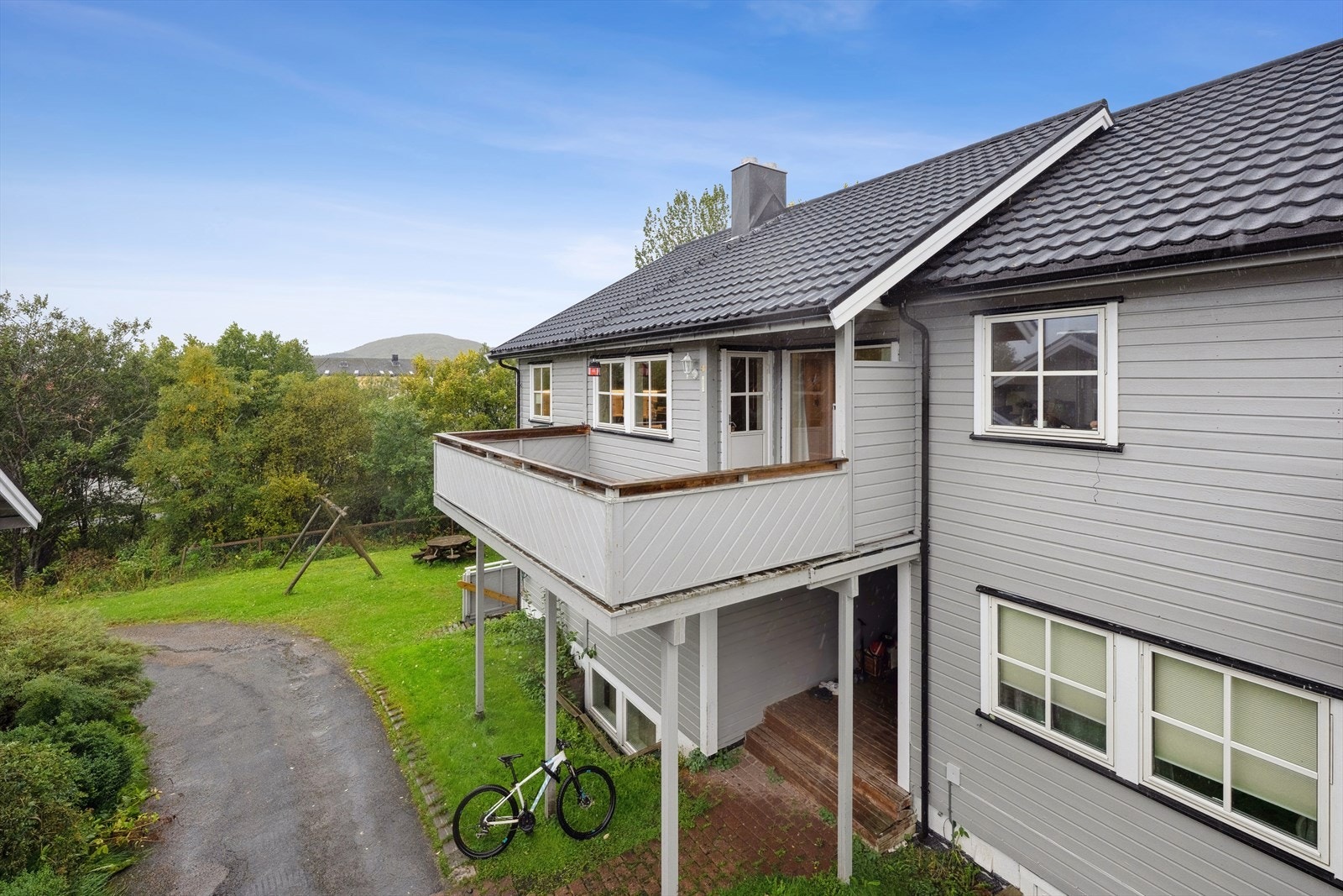 Boligen ligger i et meget barnevennlig nabolag, barnehage rett oppi veien og skoletrinn i alle aldre i nærområdet. Egen inngang til privat kjeller på venstre side av bygningen. Galleribilde