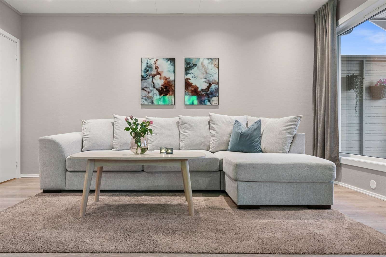 I stuen har du god plass til relevant møblering. Galleribilde