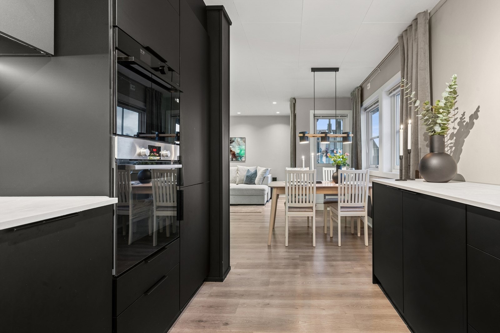 Her har en alt en måtte trenge av skap-, skuff- og benkeplass. Et kjøkken som innbyr til gode smaksopplevelser. Galleribilde