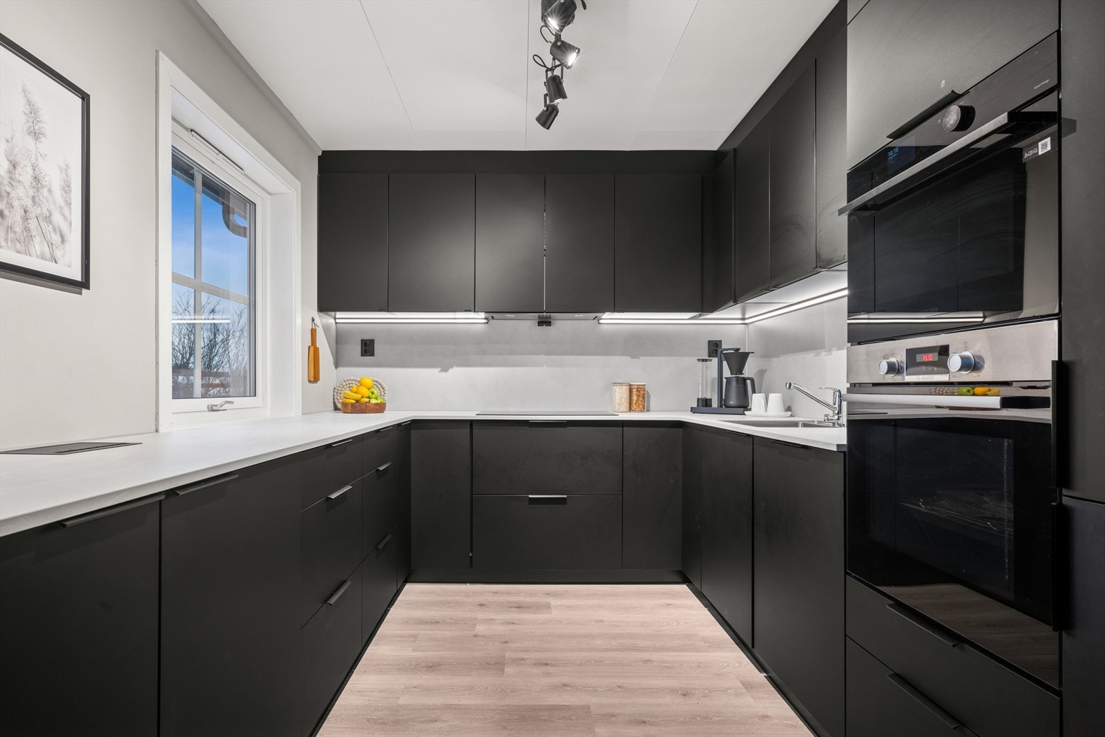 Lekkert og moderne Kvik-kjøkken med integrert stekeovn, kombi stek- og dampovn, platetopp, oppvaskmaskin og kjøl/frys. Galleribilde