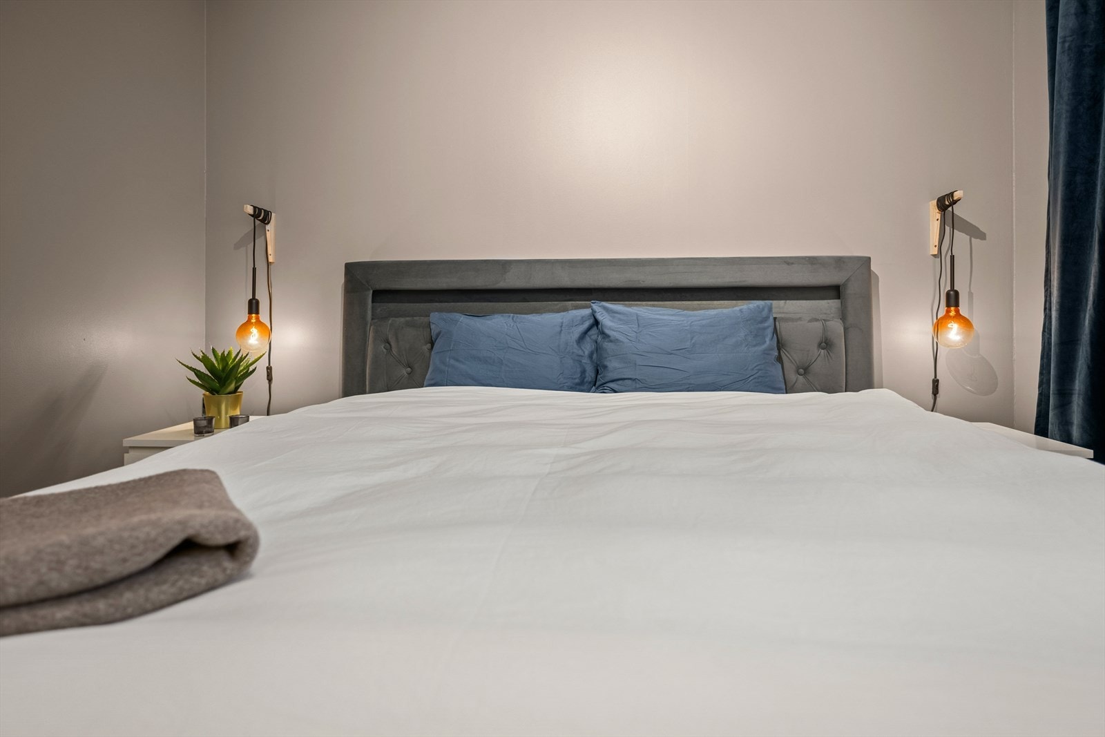 God plass for dobbeltseng og nattbord. Rommet har innebygget skyvedørsgarderobe. Galleribilde