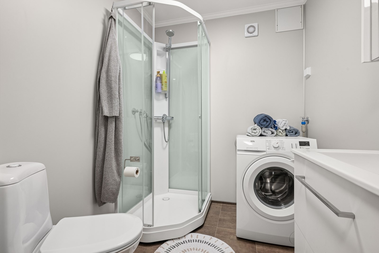 Bad i kjeller. Ikke godkjent til dagens bruk, se punkt "Ferdigattest" i salgsoppgaven. Galleribilde