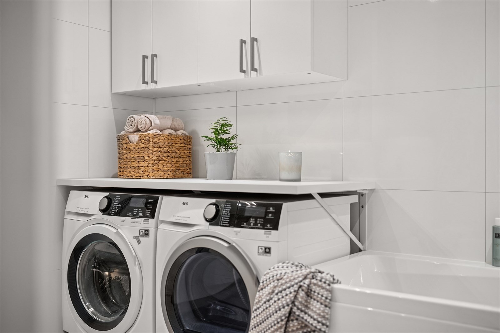 Praktisk vaskeromsinnredning med opplegg for både vaskemaskin og tørketrommel Galleribilde