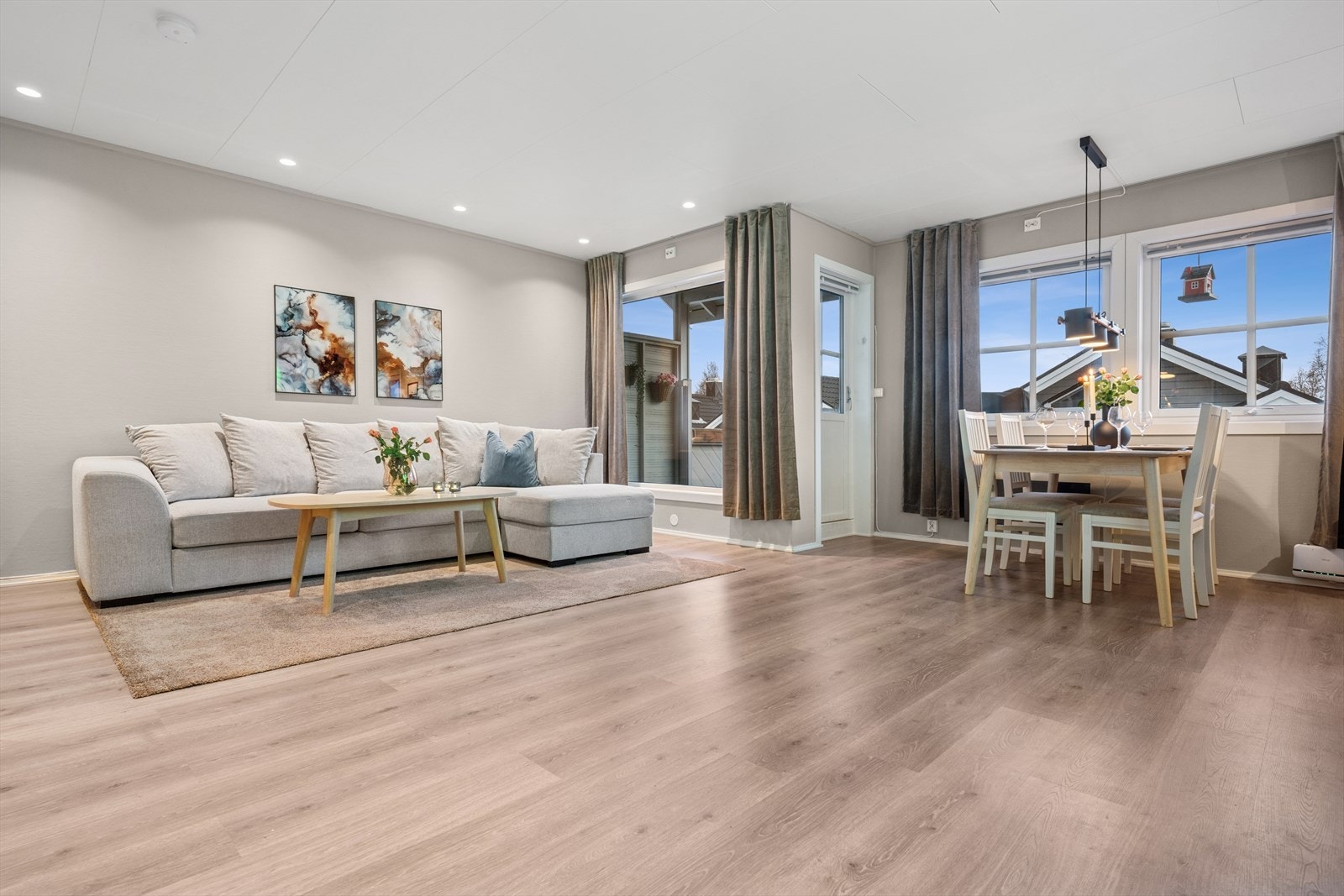 Gode vindusflater sørger for at rommet får godt med naturlig lys Galleribilde