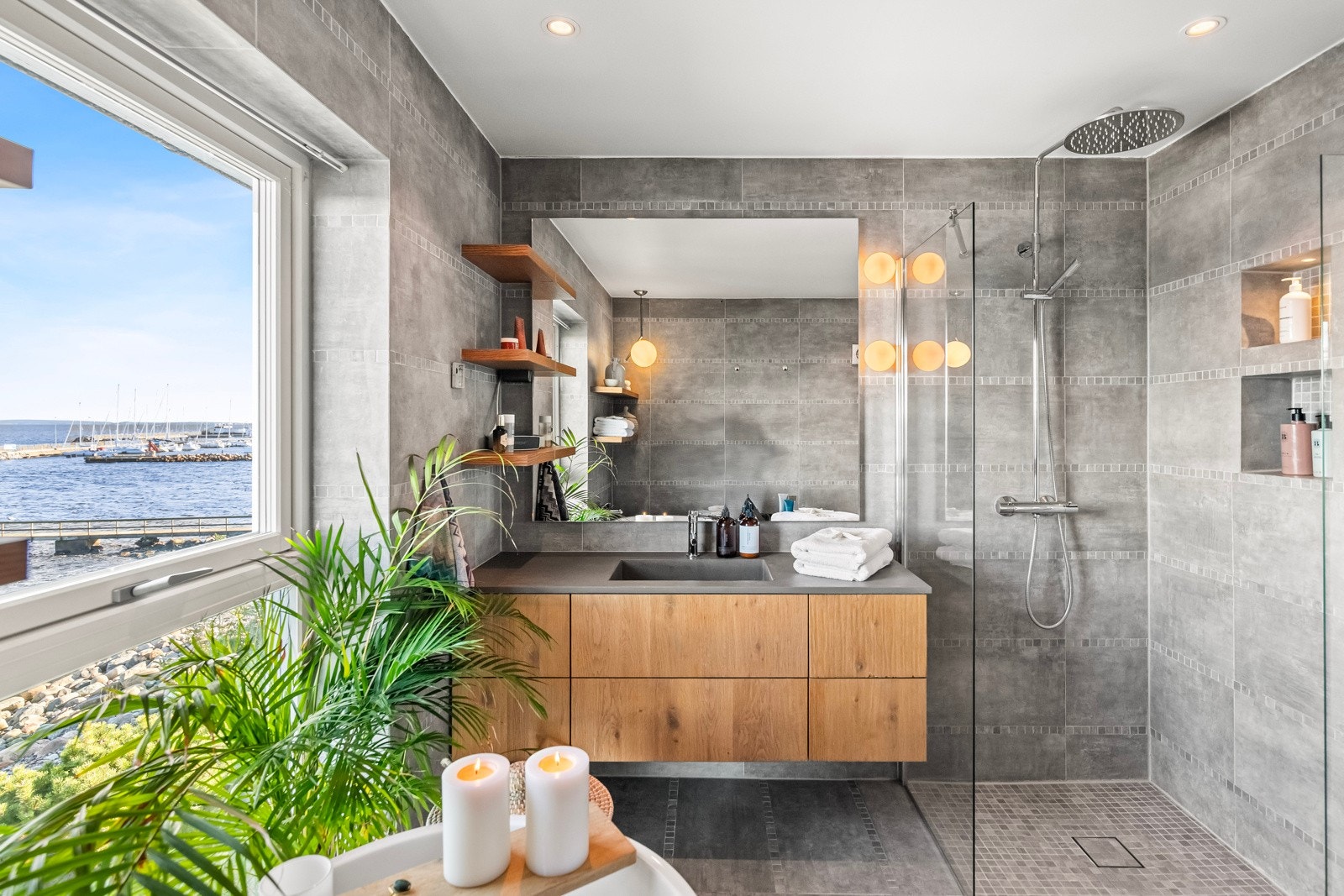 Med direkte tilgang fra hovedsoverommet er dette en eksklusiv suite-løsning som gir en følelse av hverdagsluksus. Galleribilde