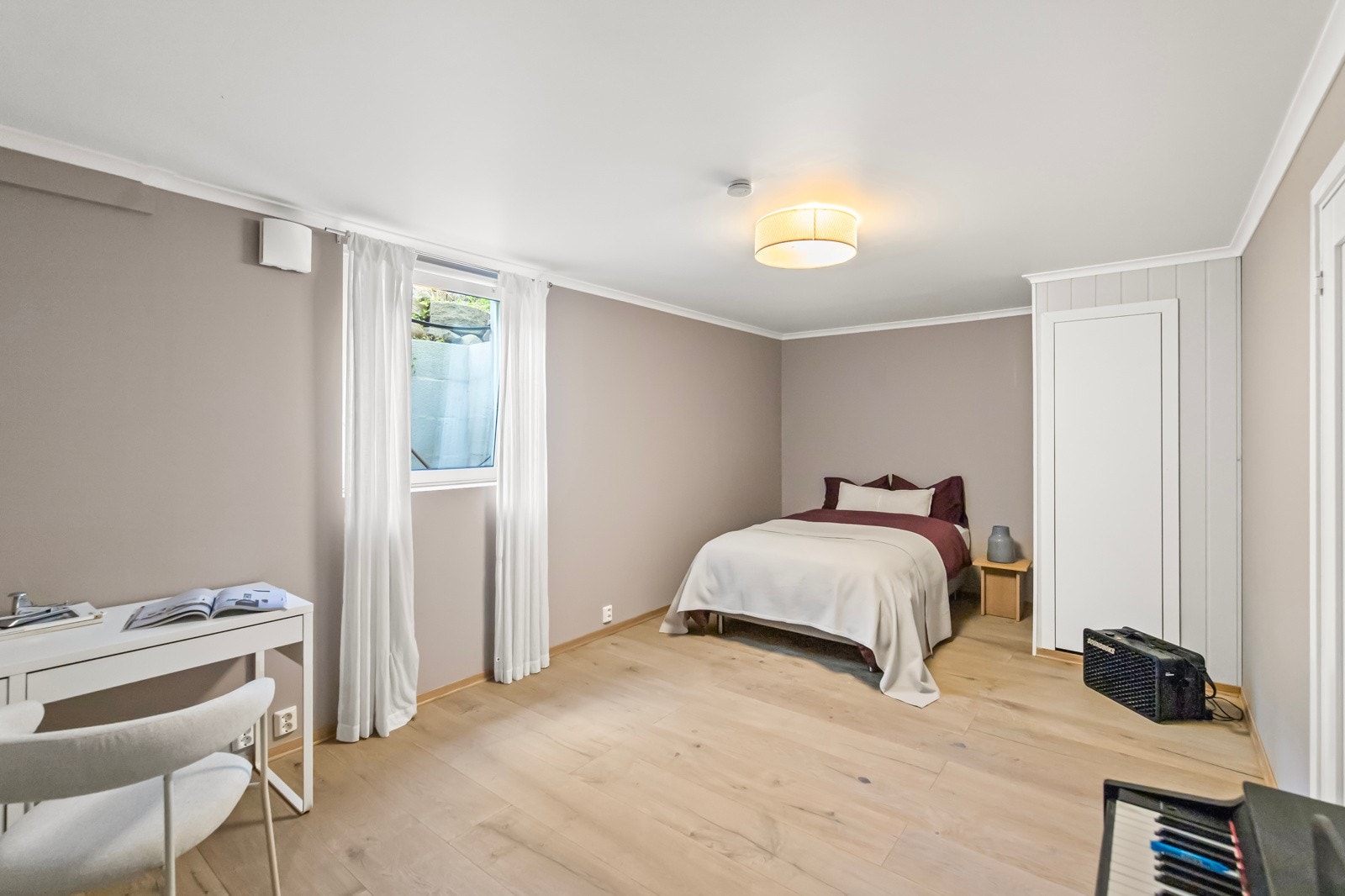 Tilhørende hoveddelen følger et rom i underetasjen. Rommet er av en god størrelse, men er ikke godkjent som varig oppholdsrom. Galleribilde