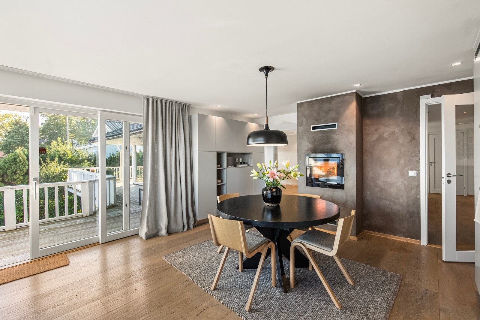 Med ildstedet som en varmende bakgrunn og utsikten mot fjorden, skapes en stemningsfull ramme rundt ethvert måltid. Galleribilde