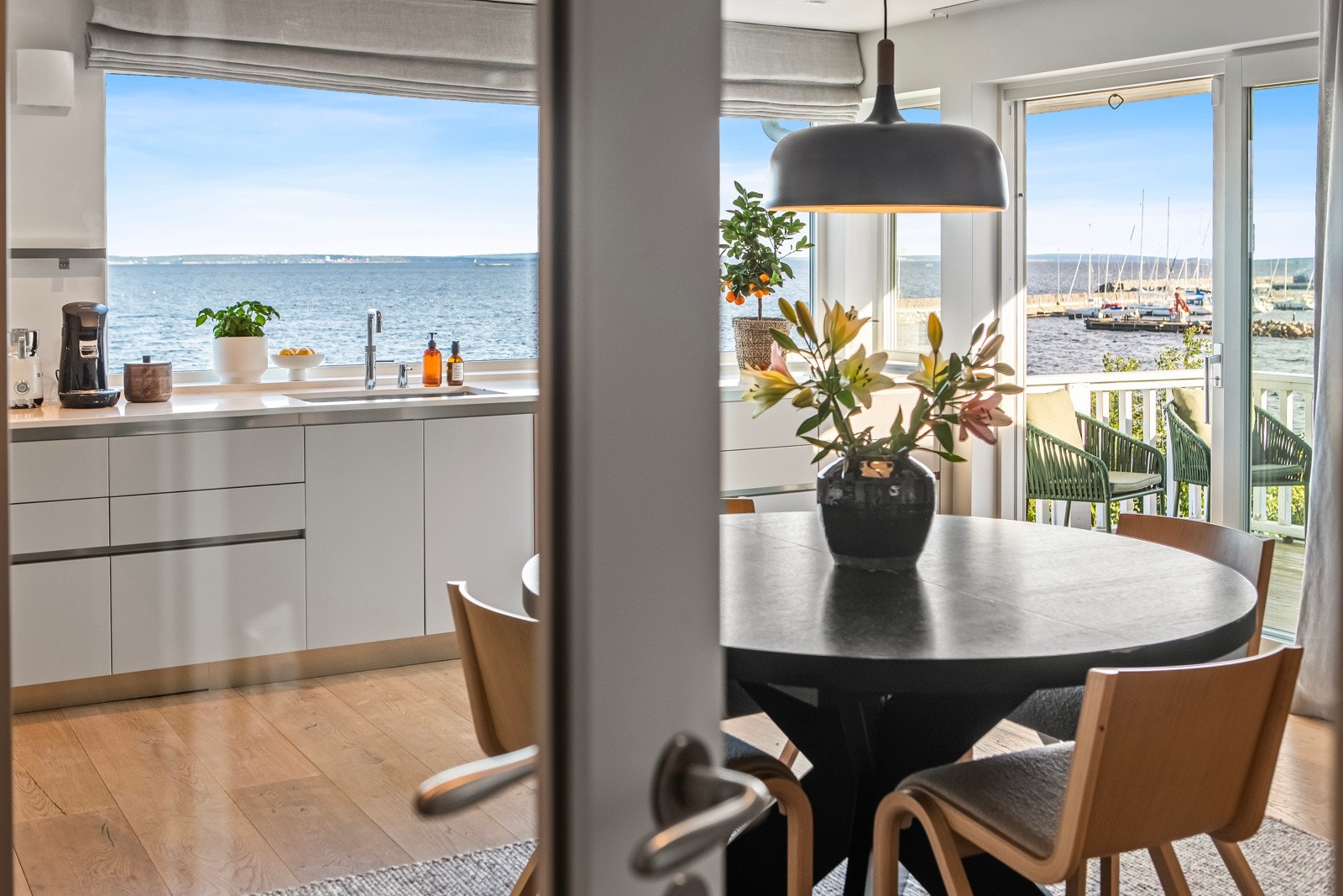 Moderne kjøkken fra italienske Arredo Cucine, med elegante grå fronter og kompositt benkeplate - en perfekt kombinasjon av funksjon og stil. Galleribilde