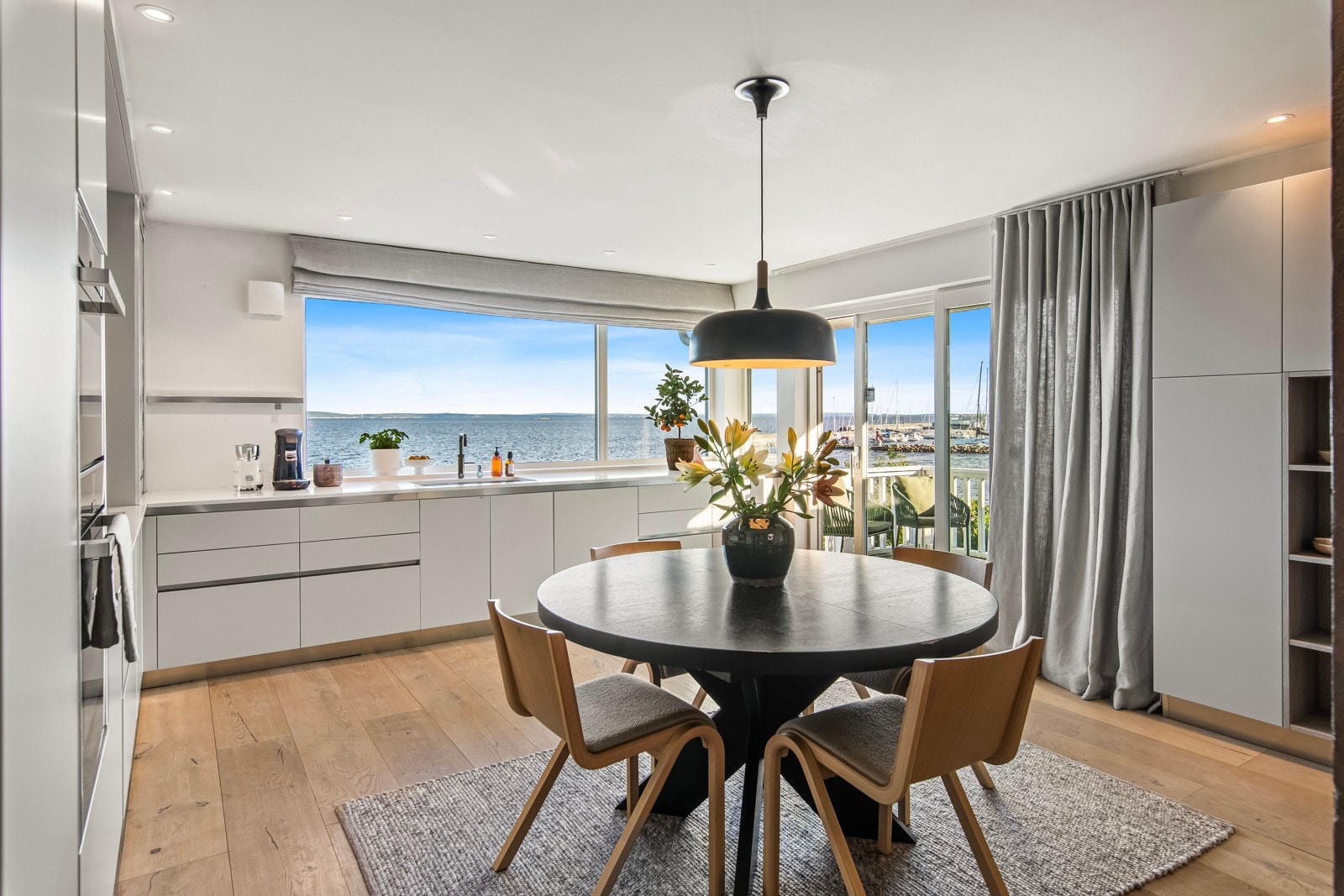 Fra kjøkkenet har du direkte utgang til den imponerende terrassen ? perfekt for å nyte måltider utendørs med panoramautsikt over sjøen. Galleribilde