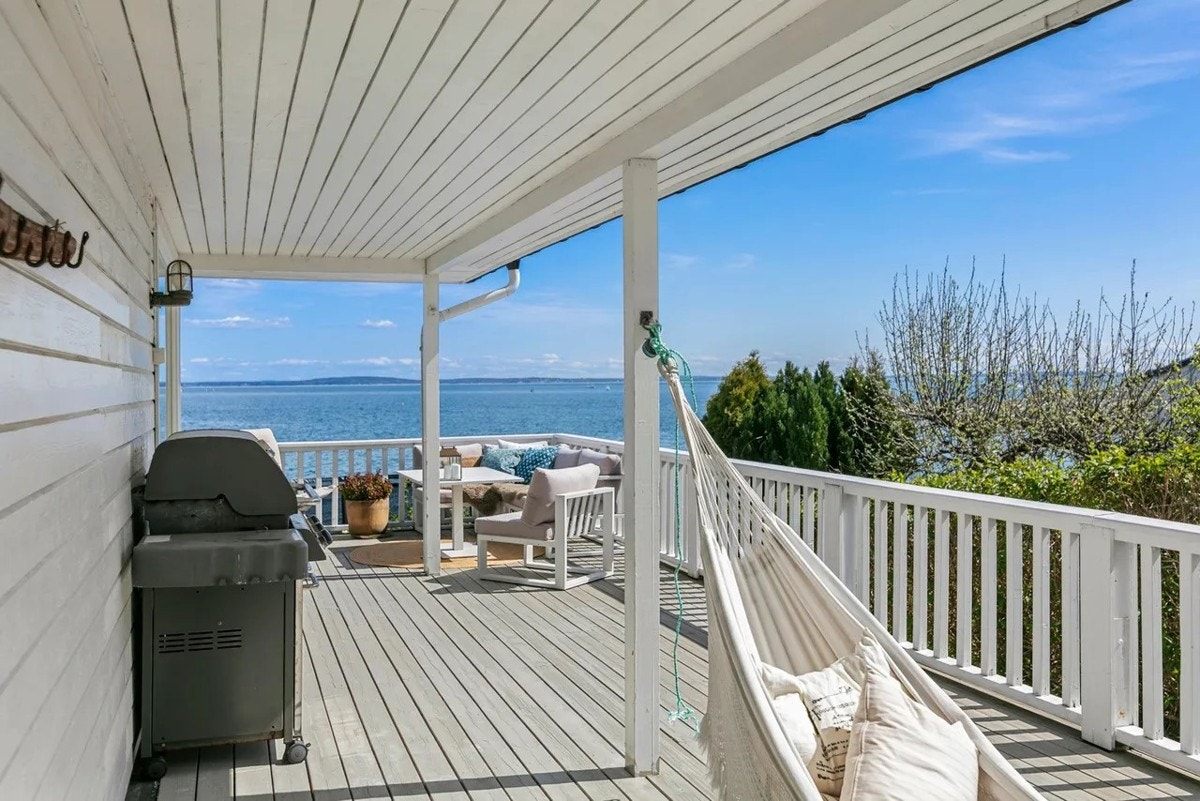 Terrassen går rundt tre sider av enebolige, noe som gjør at solen kan nytes store deler av dagen. Galleribilde