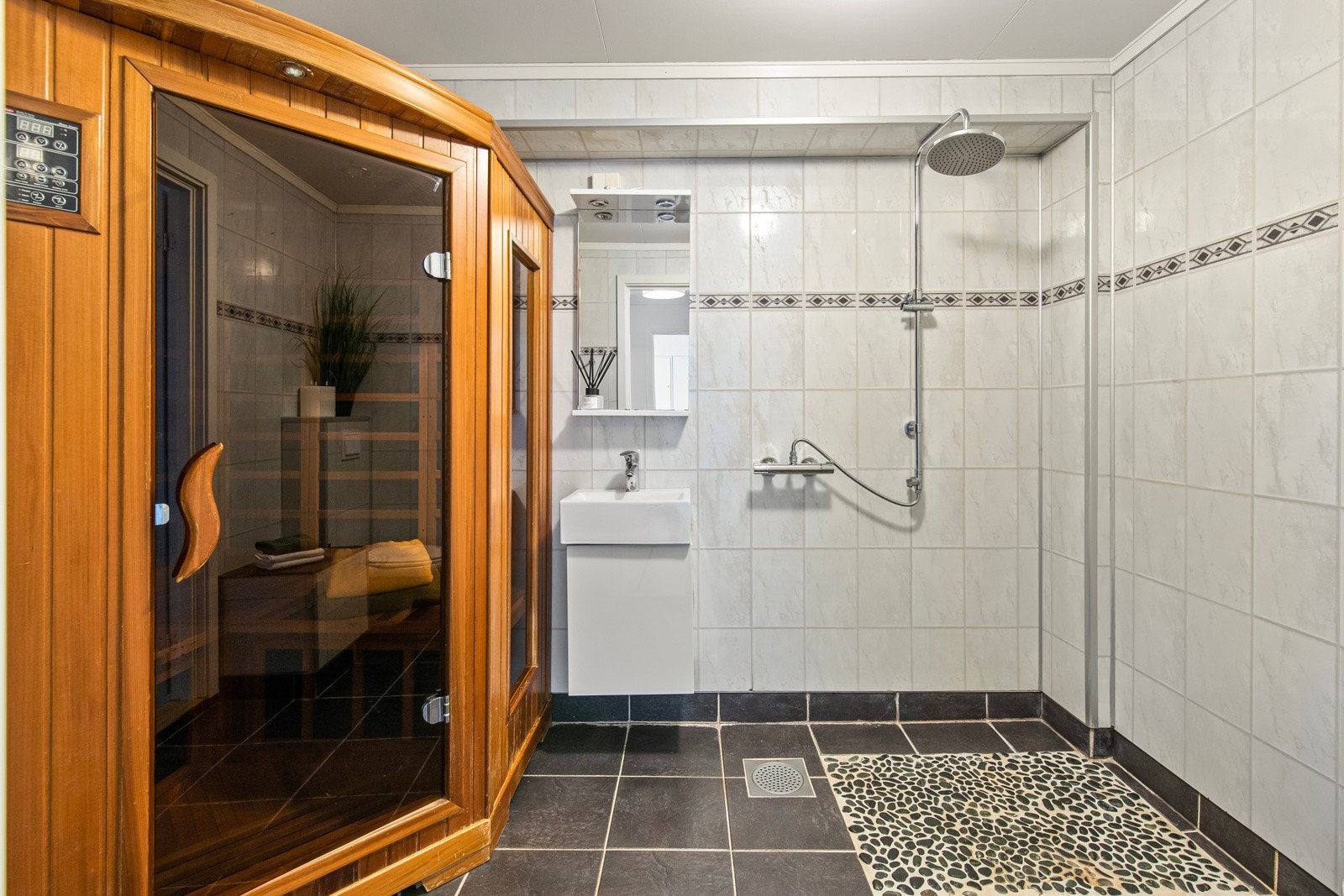 Underetasjen har to bad. Dette badet er antatt å være fra byggeår. Galleribilde