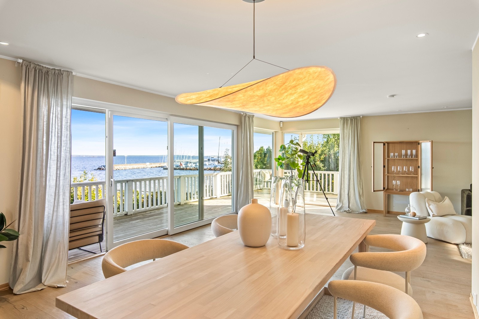 Den romslige spisestuen og stuen har store vindusflater som slipper inn naturlig lys og rammer inn den spektakulære utsikten mot fjorden. Galleribilde