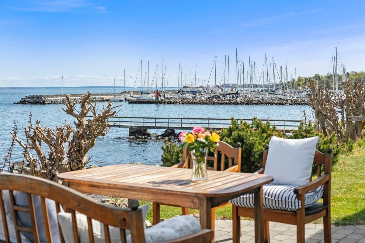 Tomten måler 948 kvm og har sjøen som nærmeste nabo - her kan du ta morgenbadet rett utenfor døren! Galleribilde