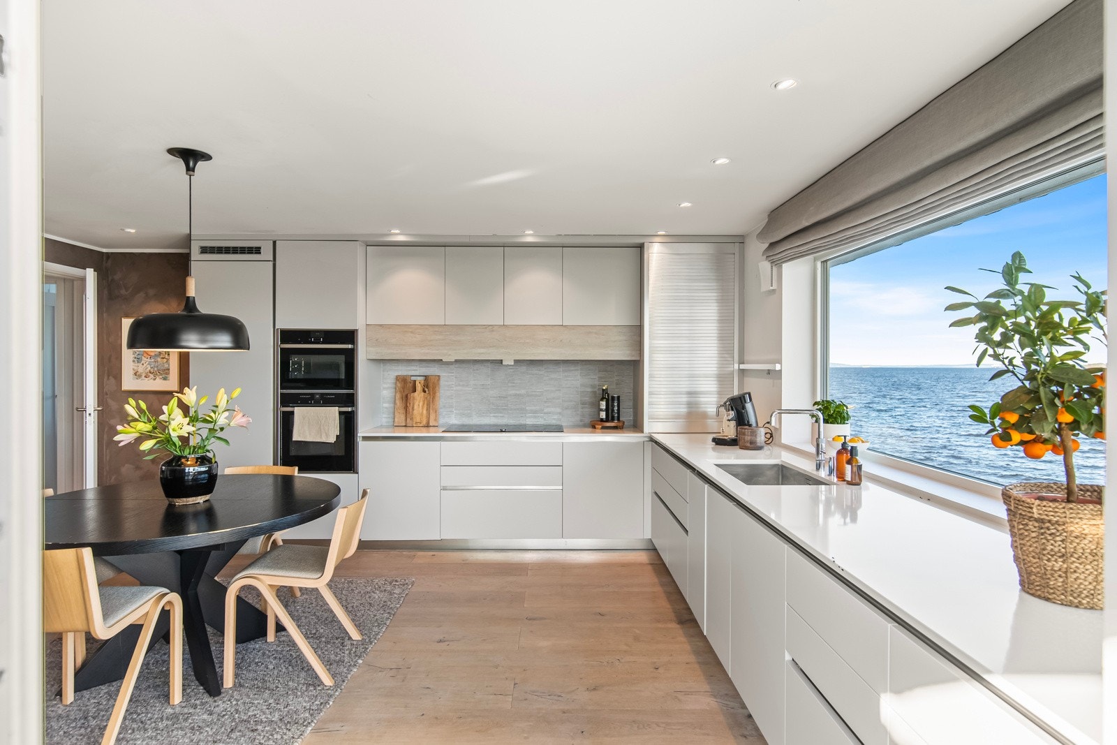 Kjøkkenet er utstyrt med integrerte hvitevarer og kvalitetsmaterialer. Galleribilde