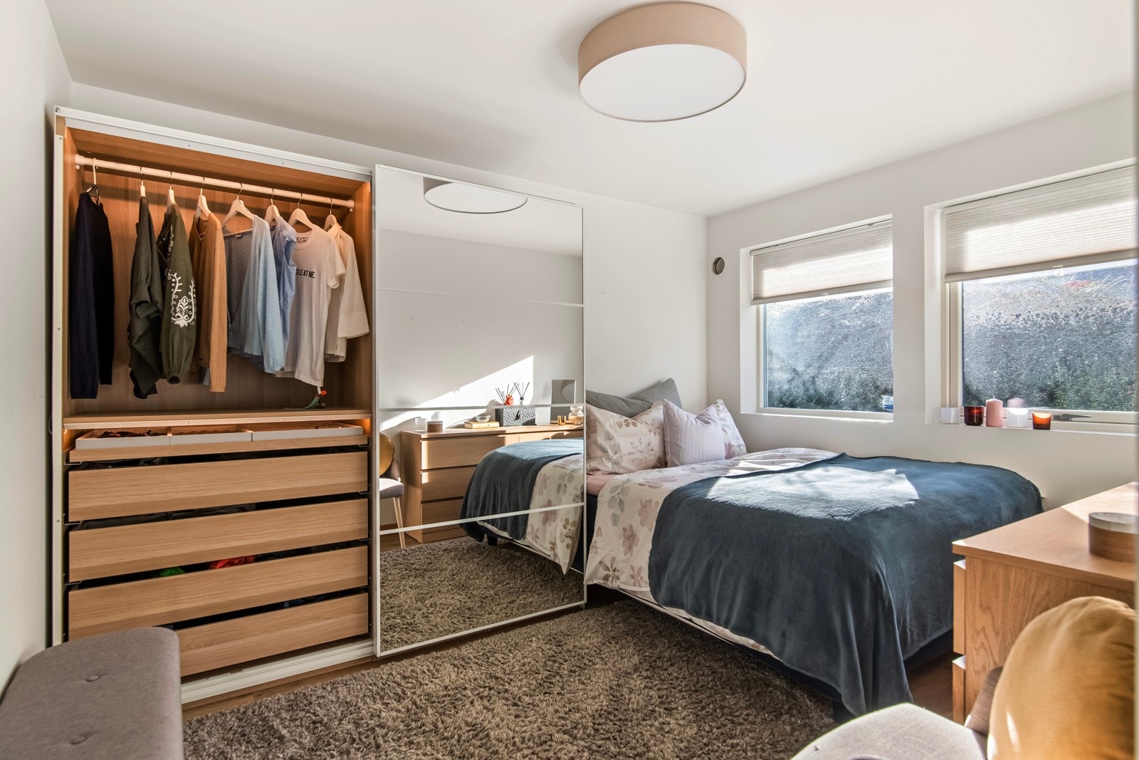 Soverommet er av god størrelse og rommer en dobbeltseng, garderobelsning etter eget valg og et skrivebord. Galleribilde