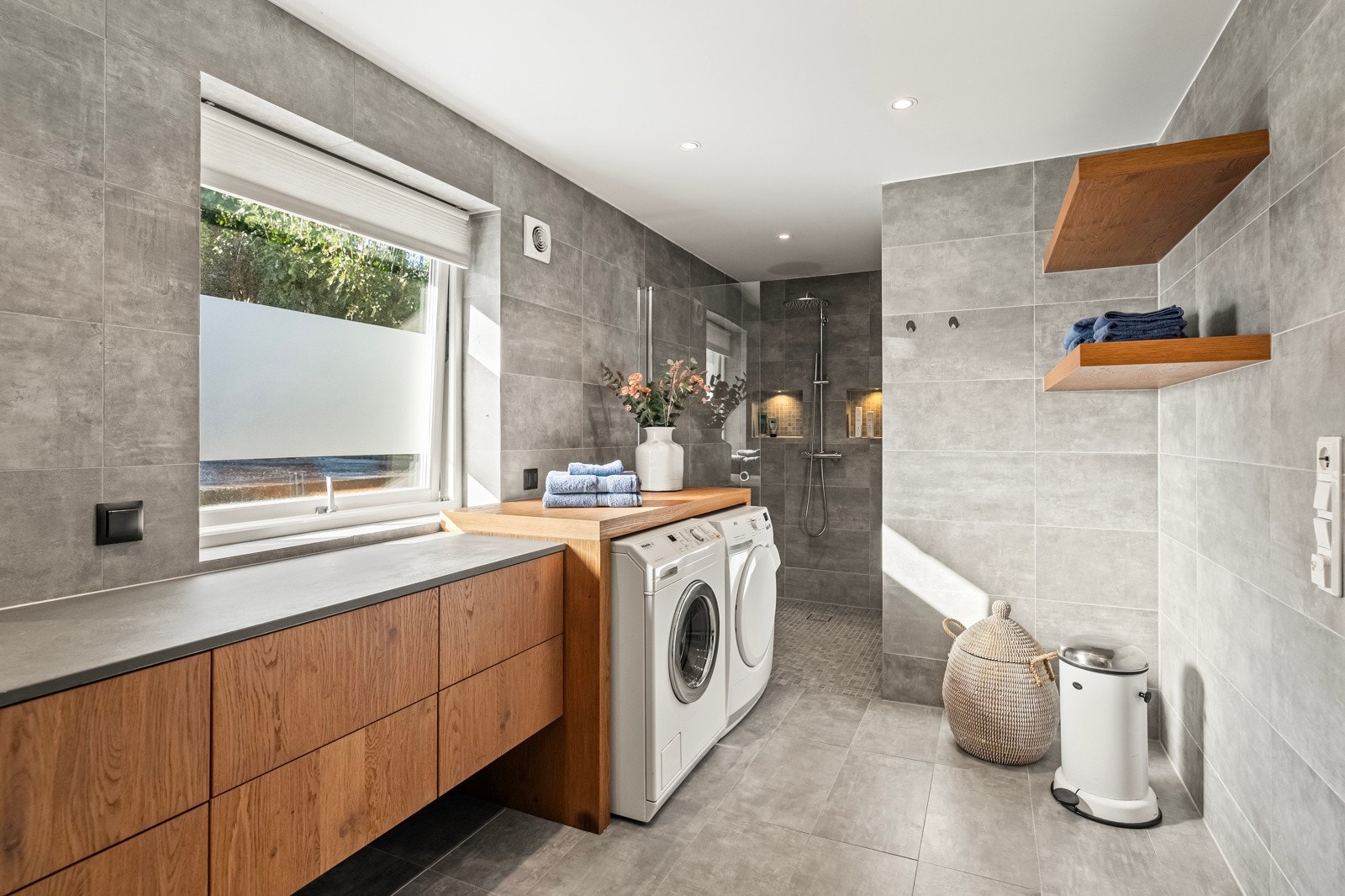 Boligens andre bad er romslig og praktisk, med stilrene grå italienske fliser på både gulv og vegger. Galleribilde