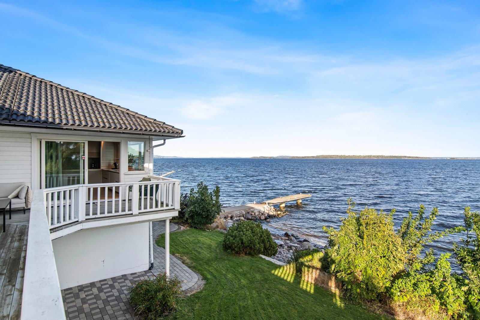 Beliggenheten helt nede ved vannet gir en sjelden nærhet til fjorden, der du kan følge båtlivet og naturens ro fra første rad. Galleribilde