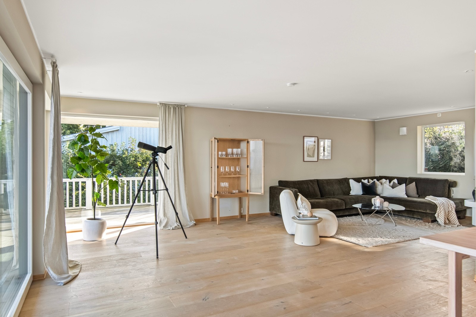 Arealet er i dag innredet med spisestue og tv-stue. Galleribilde