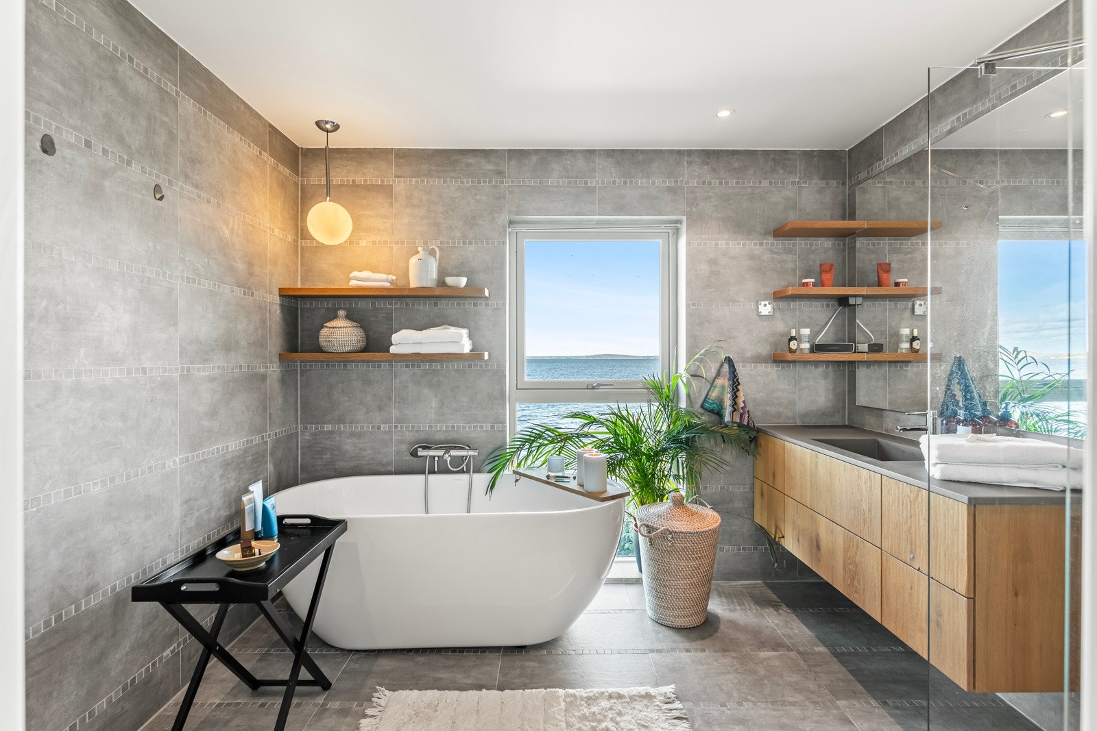 Hovedbadet kombinerer funksjonalitet med eksklusivitet og har store italienske fliser på både gulv og vegger. Galleribilde