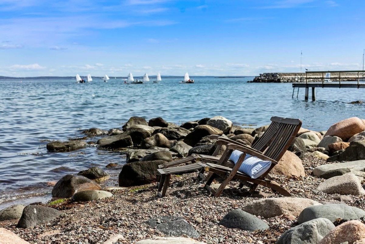 Beliggenheten helt nede ved vannet gir en sjelden nærhet til fjorden, der du kan følge båtlivet og naturens ro fra første rad. Galleribilde
