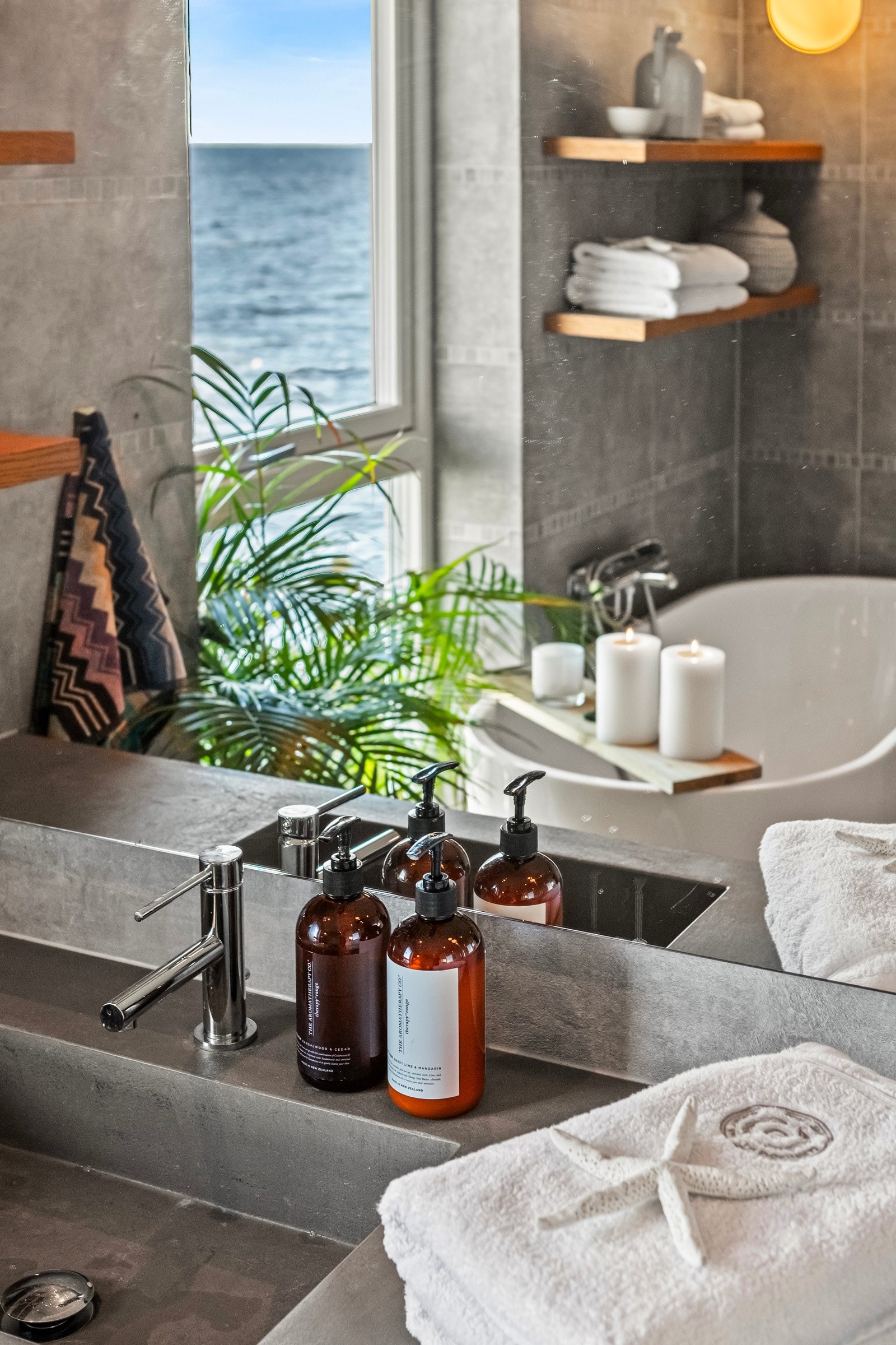 Moderne innredning, stilrene materialvalg og gjennomtenkte detaljer skaper et bad med spa-følelse. Galleribilde