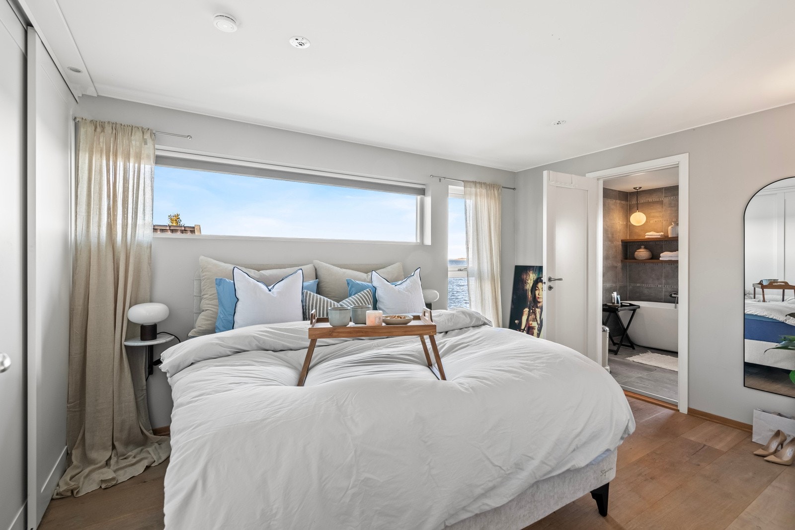 Hovedsoverommet er av god størrelse og har eget bad. Galleribilde