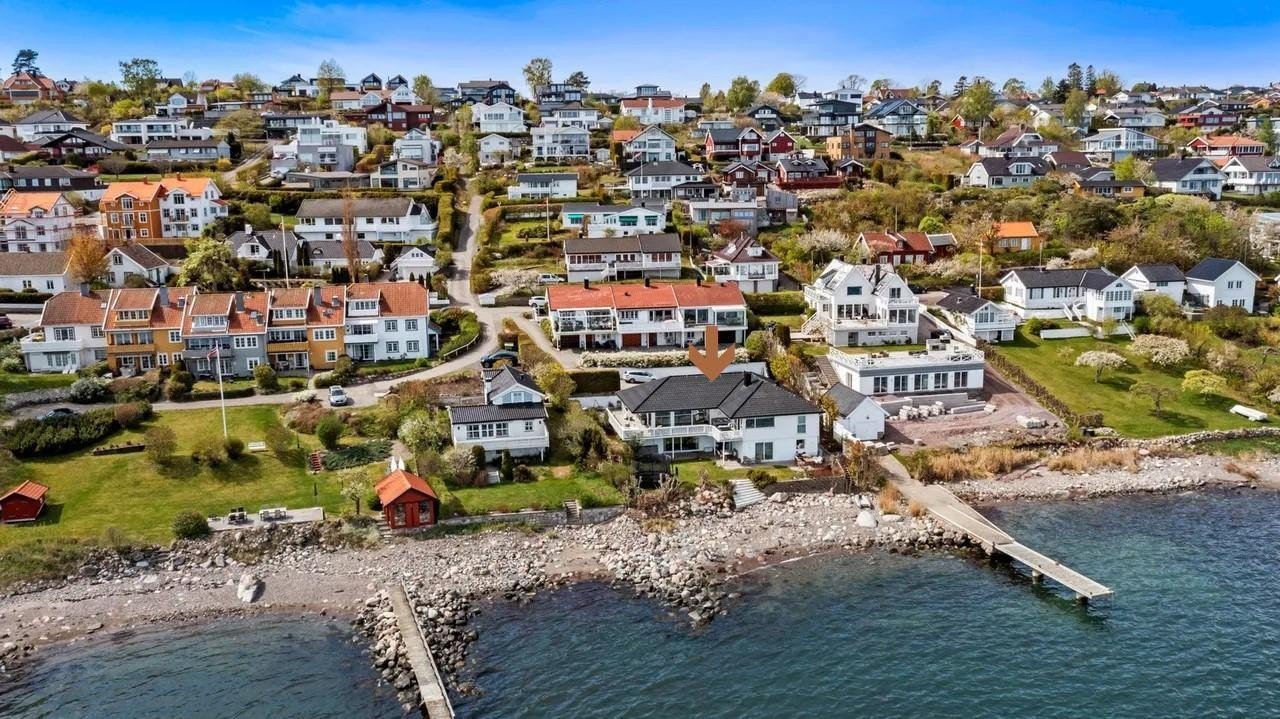 Eneboligen ligger idyllisk til helt nede ved sjøen, men panoramautsikt over Oslofjorden. Galleribilde