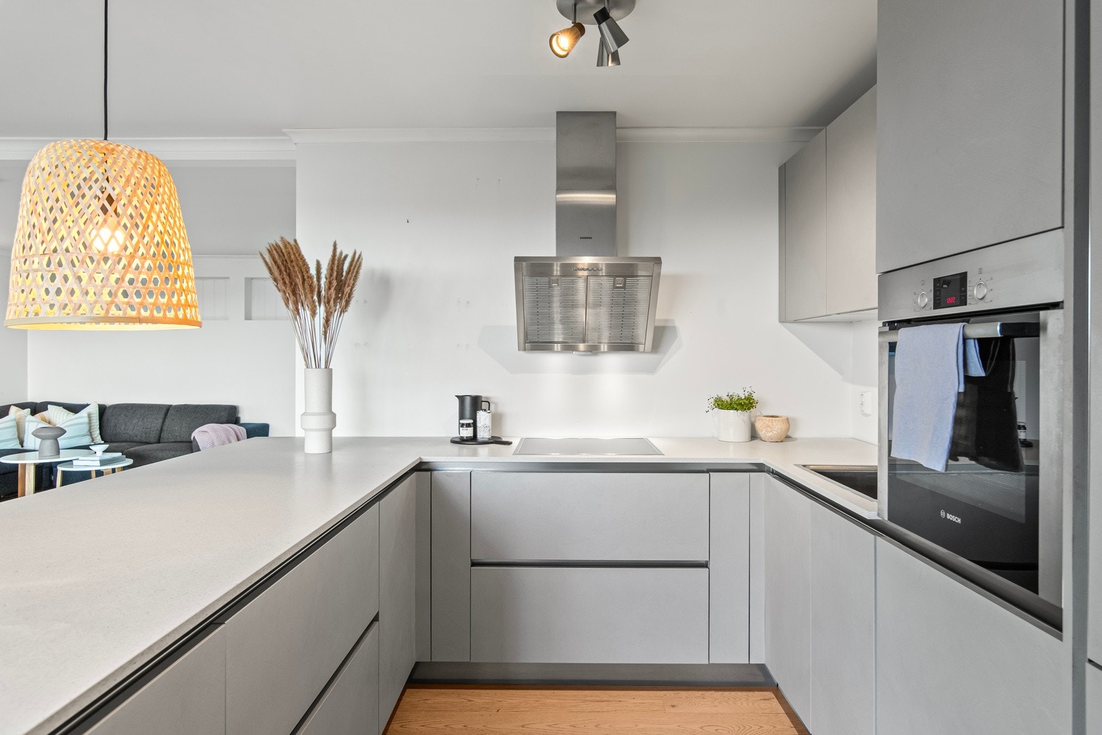 Kjøkkenet i underetasjen har et stilrent italiensk design fra Arredo Cucine, og harmonerer perfekt med den åpne stue- og kjøkkenløsningen. Galleribilde