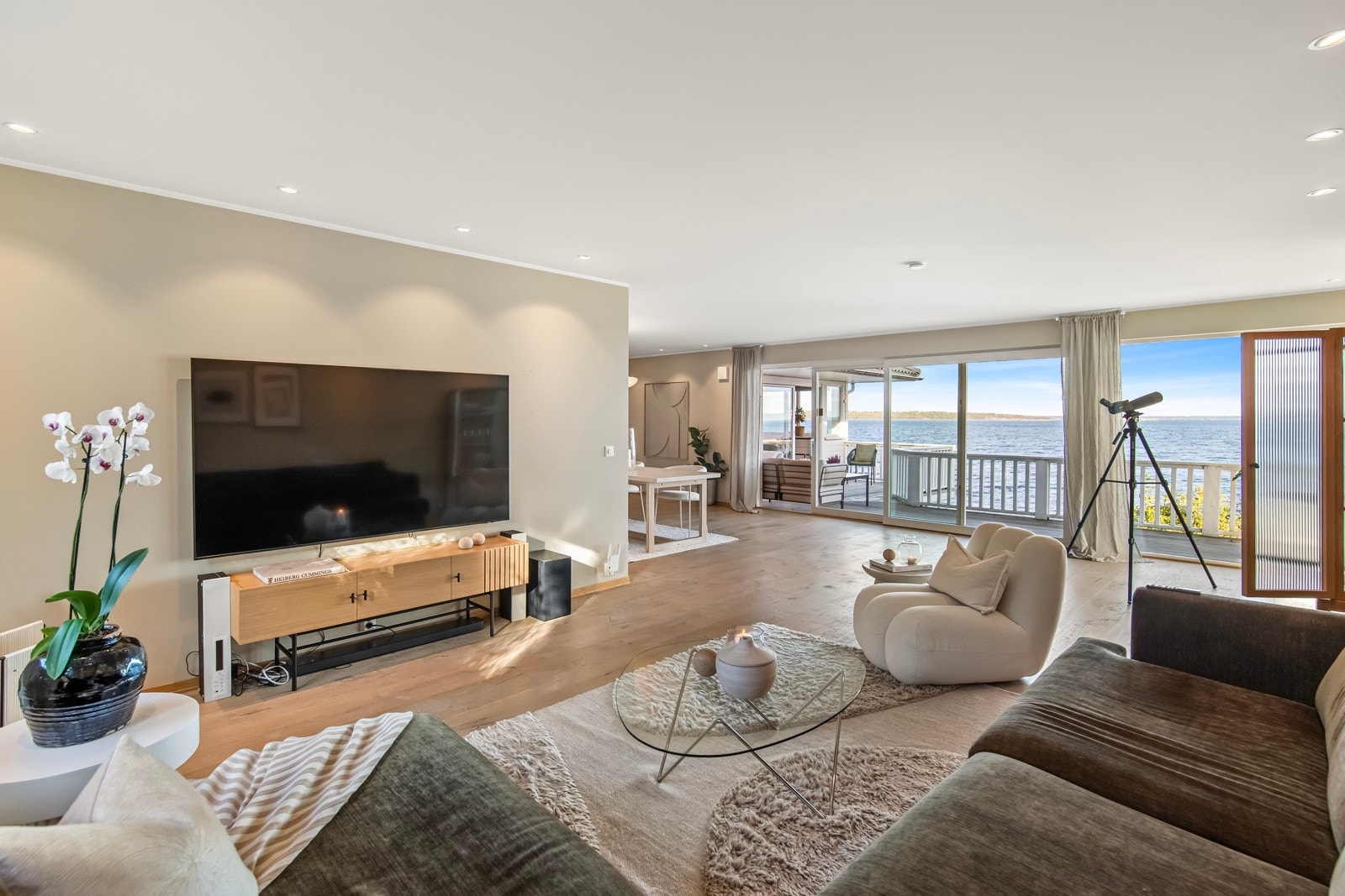 Store vindusoverflater gir godt med naturlig lysinnslipp. I tillegg er det downlights i taket. Galleribilde