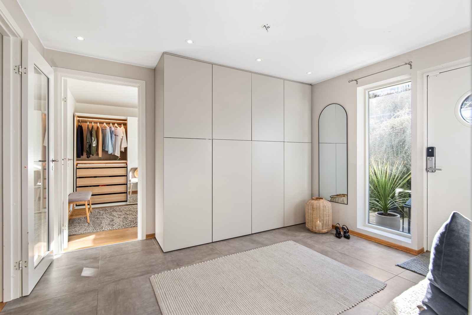 Det ene soverommet ligger like ved entréen. Galleribilde