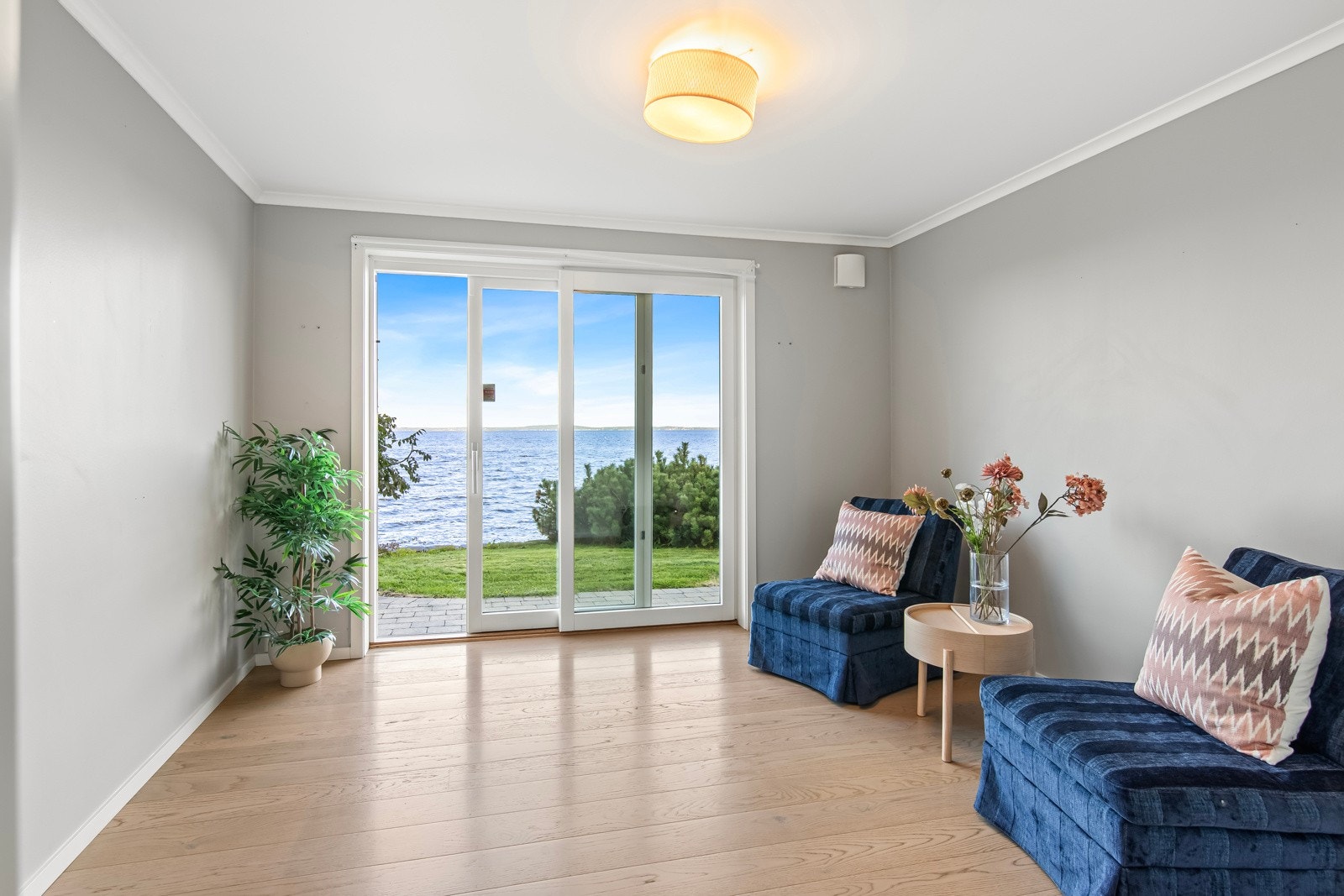 Underetasjen har to soverom. Dette har egen utgang til markterrasse og hage. Galleribilde