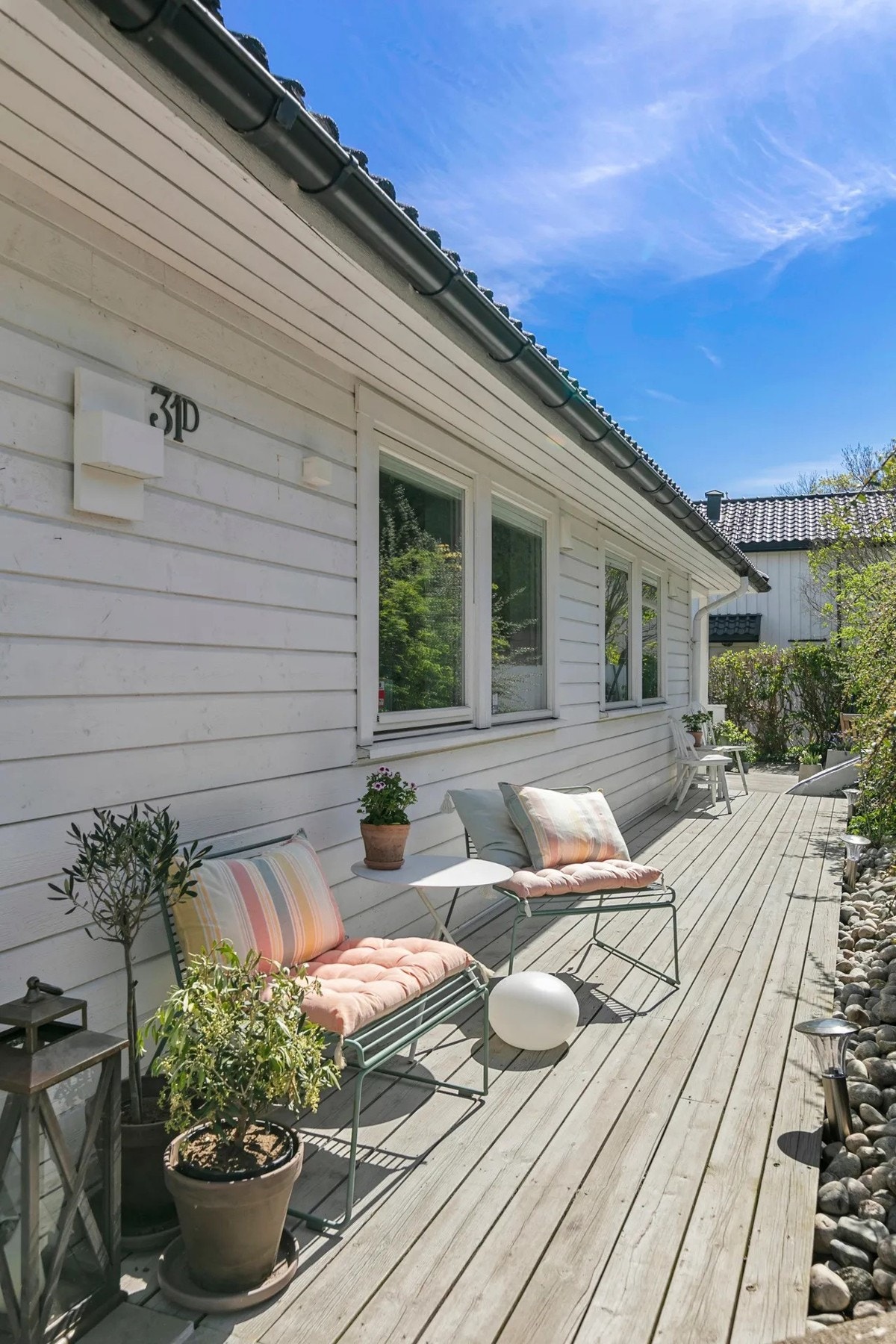 Terrassen går langs tre sider av boligen. Galleribilde