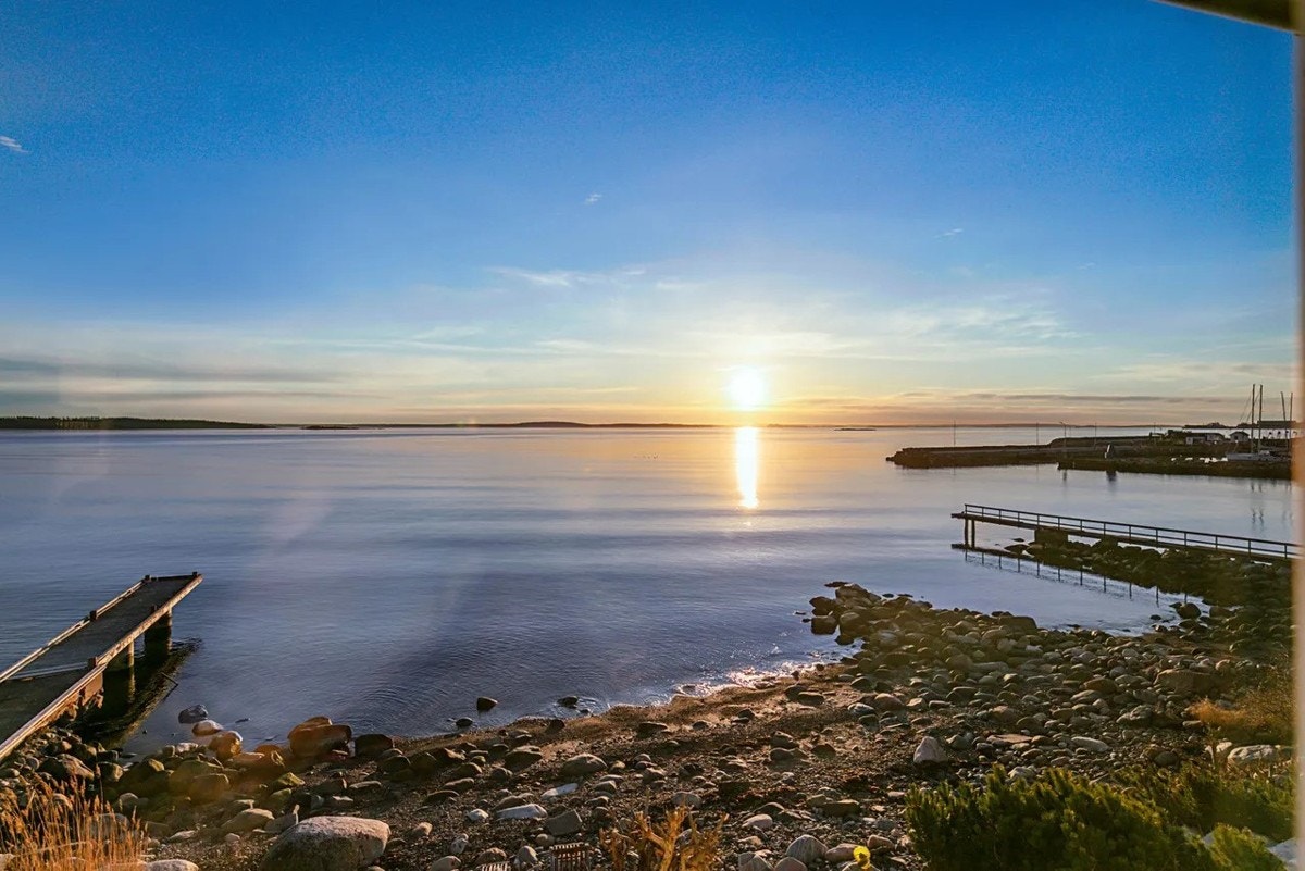 Dette er eneboligen for deg som ønsker sjøen som nærmeste nabo. Galleribilde