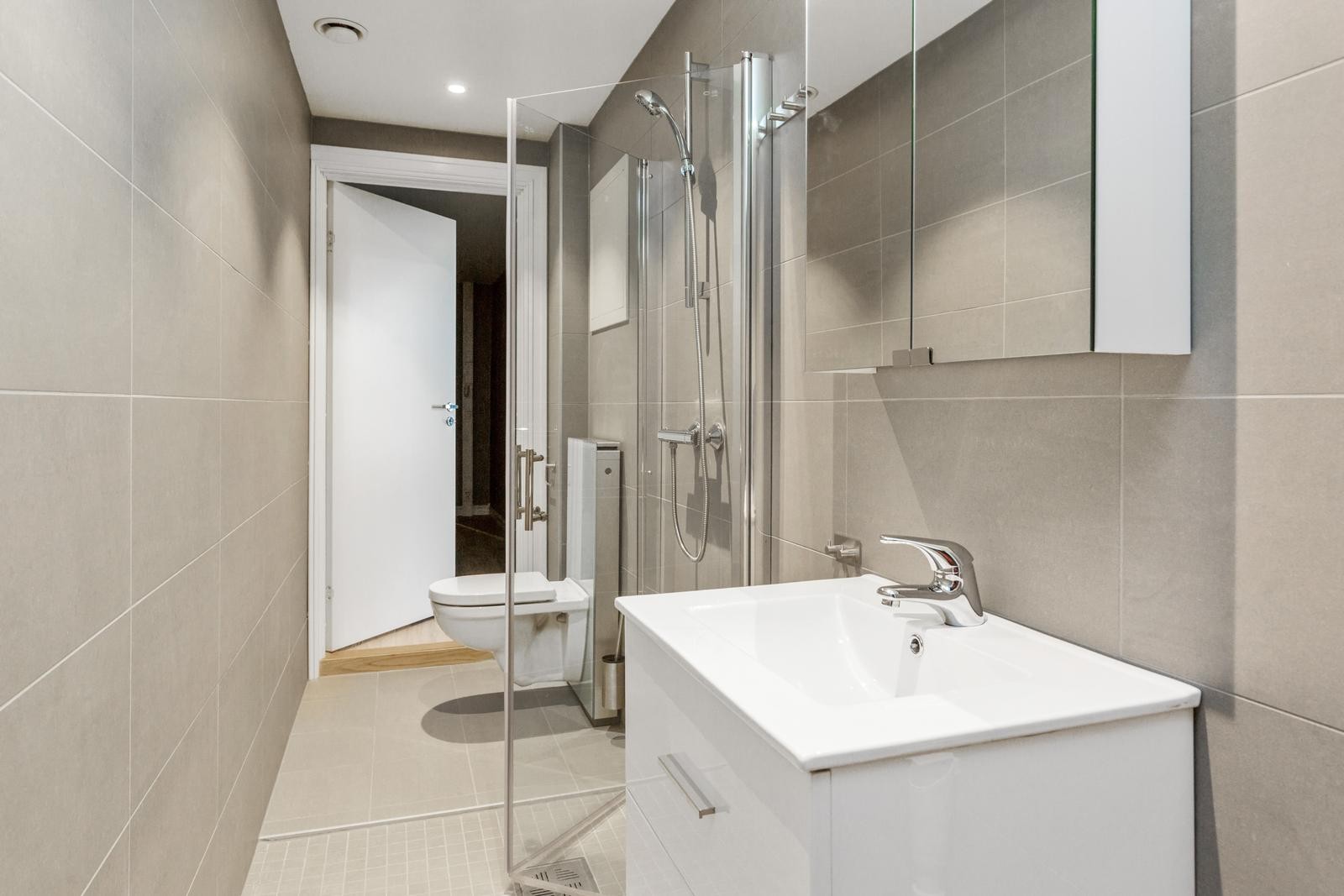 Flislagt bad med varmekabler. Vaskemaskin medfølger. Galleribilde