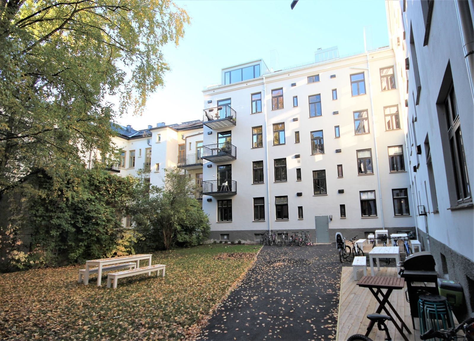 Bakgård med sykkelparkering. Galleribilde