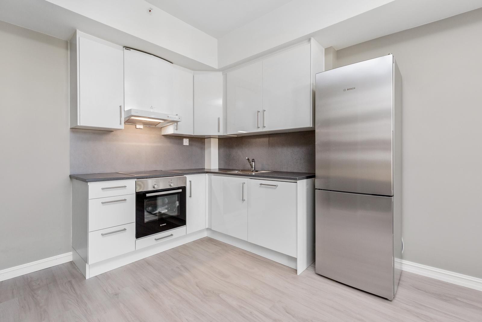 Nyere, lyst kjøkken. Hvitevarer medfølger. Galleribilde