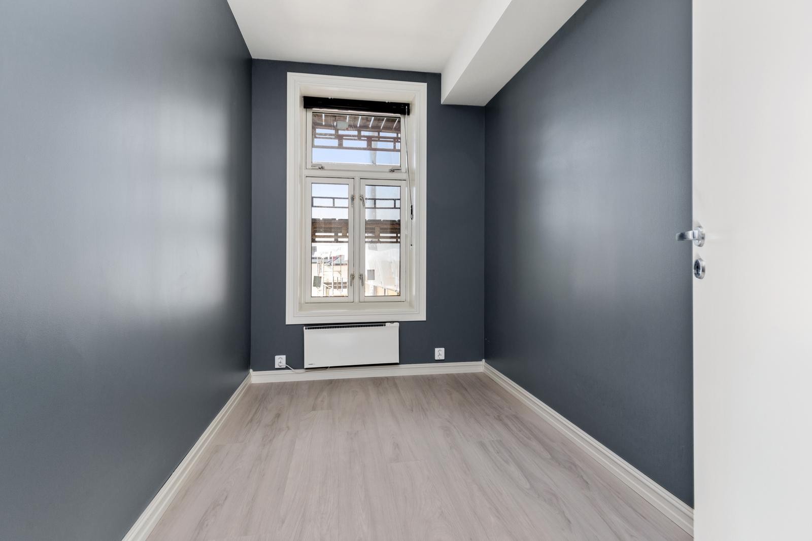 Lyst soverom med garderobeskap. Vender inn mot rolig bakgård. Galleribilde