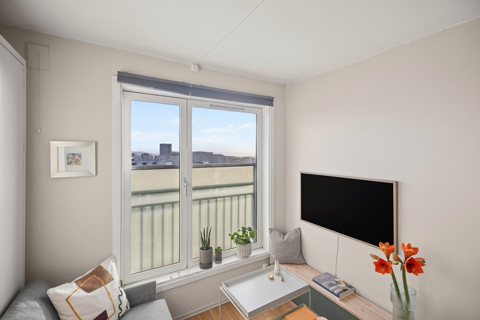 Takhøyden er målt til ca. 2,40 meter i stue/kjøkken. Galleribilde